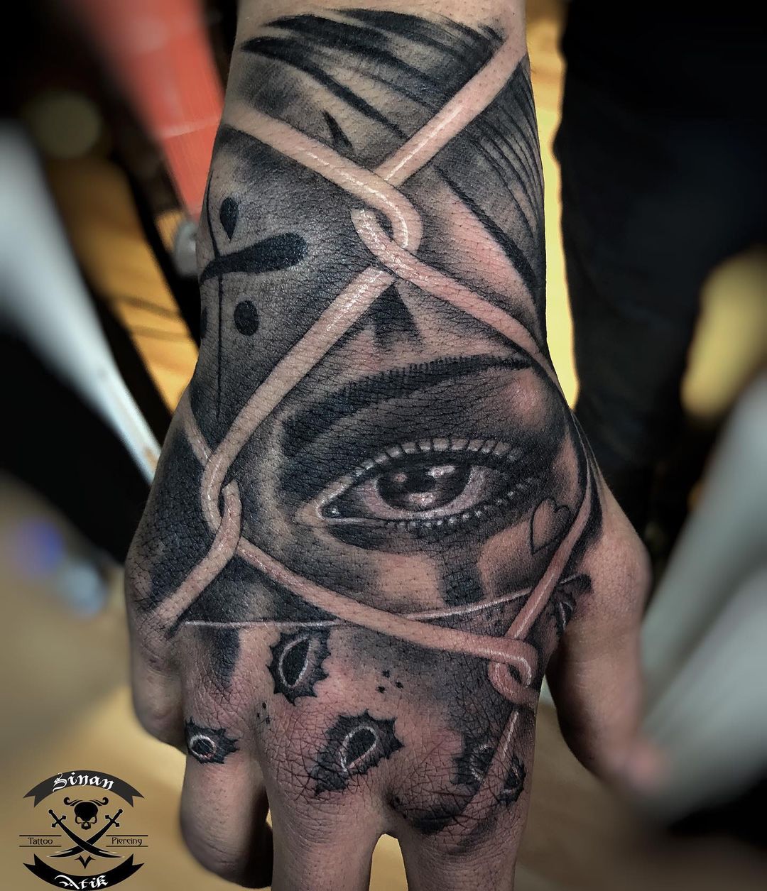 Tatuaje de retrato en la mano.