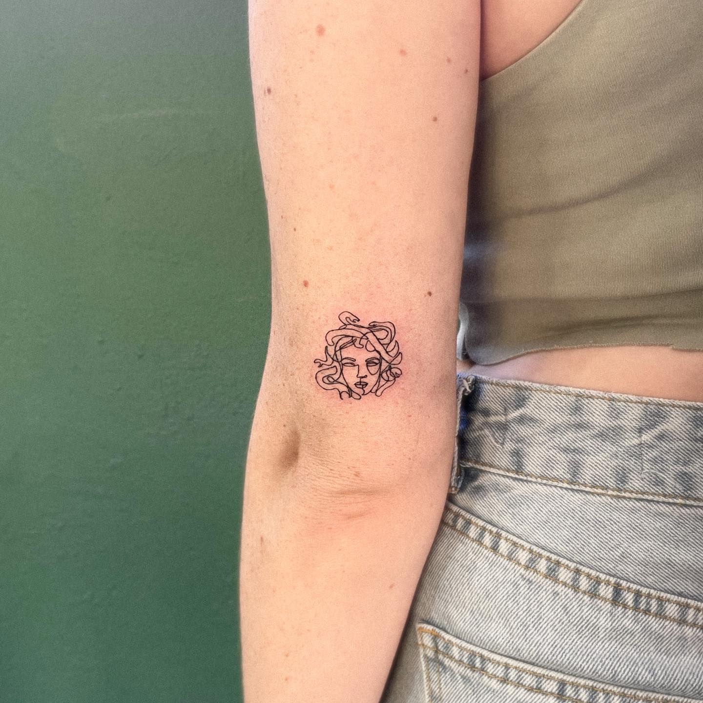 Tatuaje de retrato familiar.