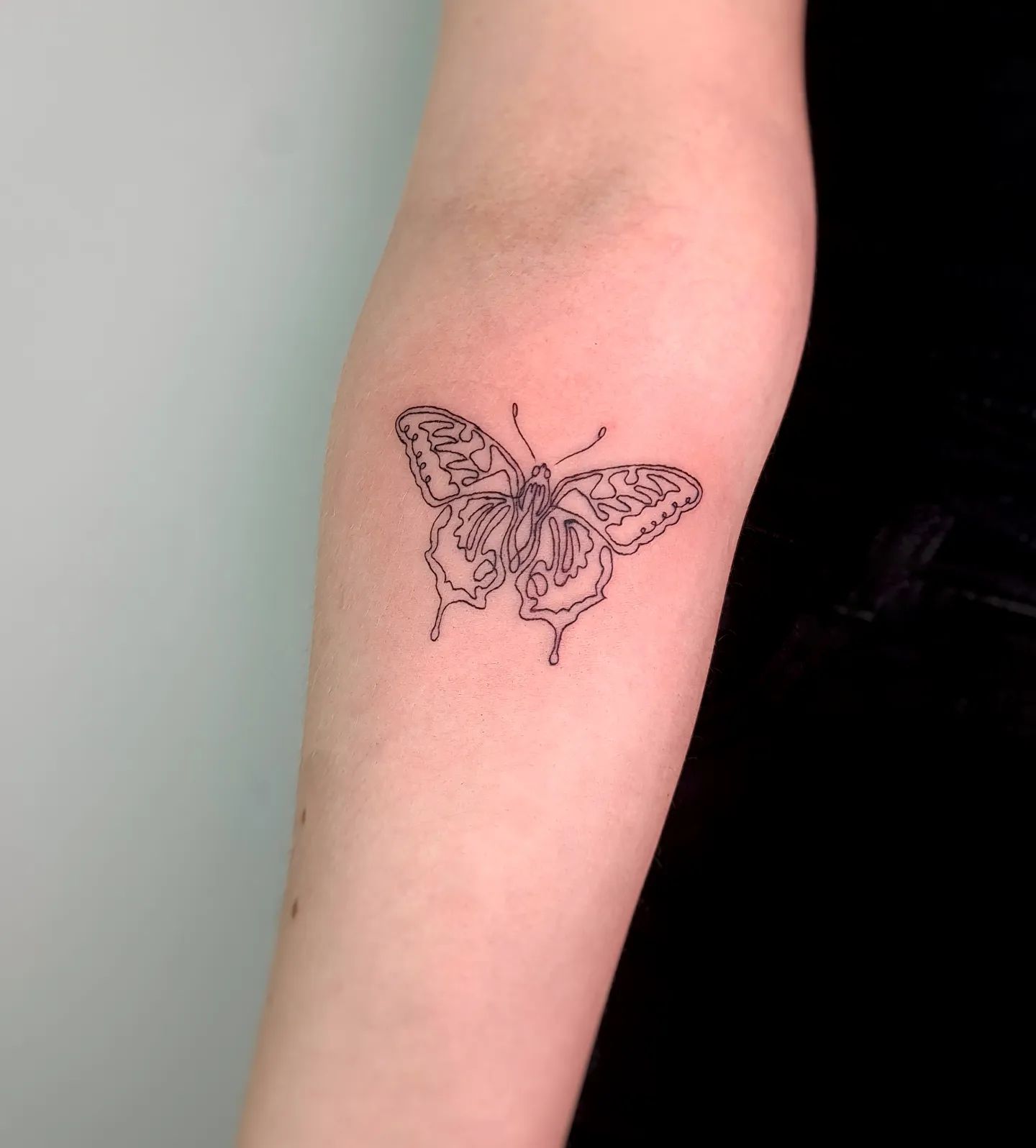 Tatuaje de una rosa en la oreja.