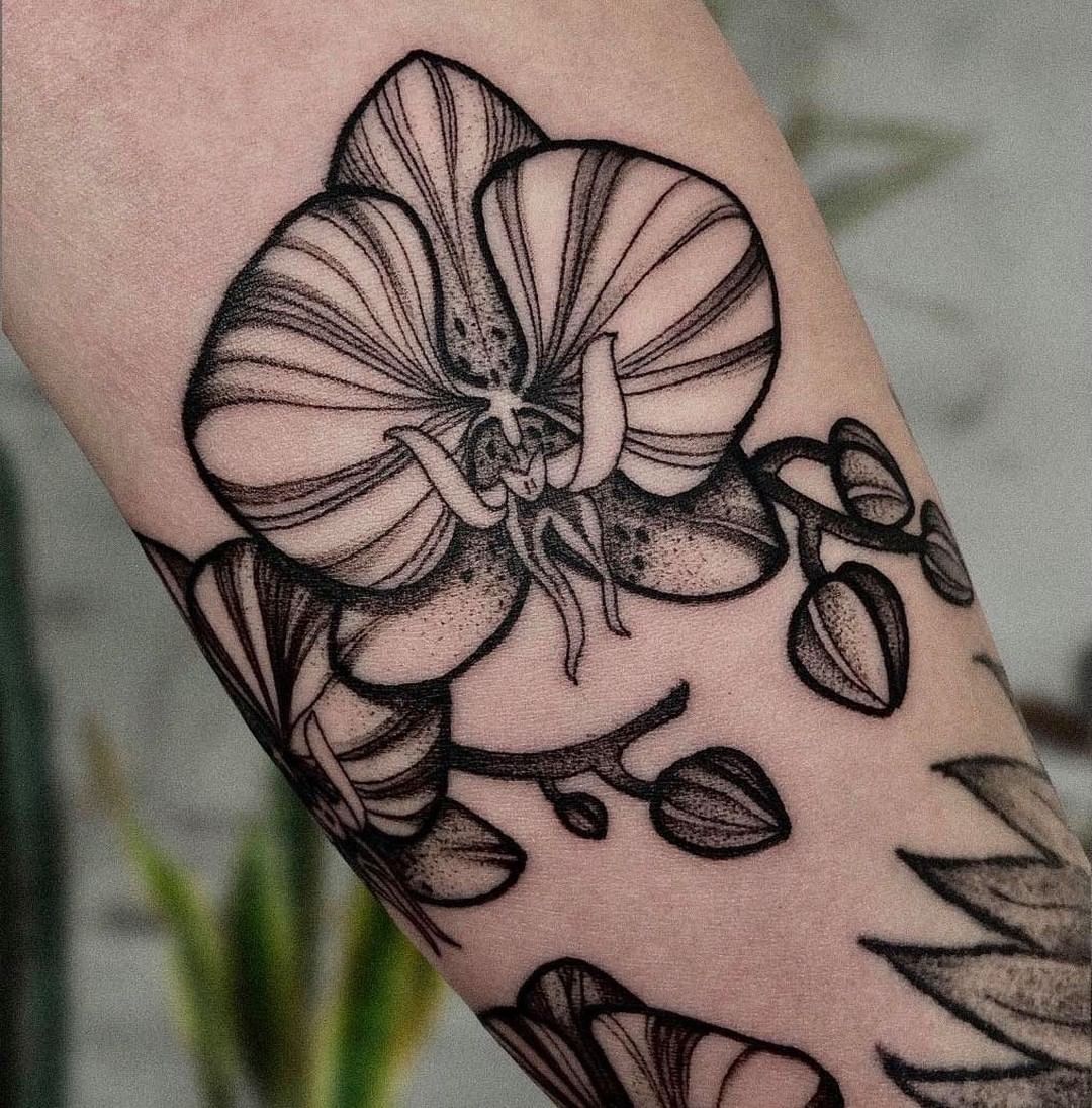 Tatuaje detallado de orquÃdea