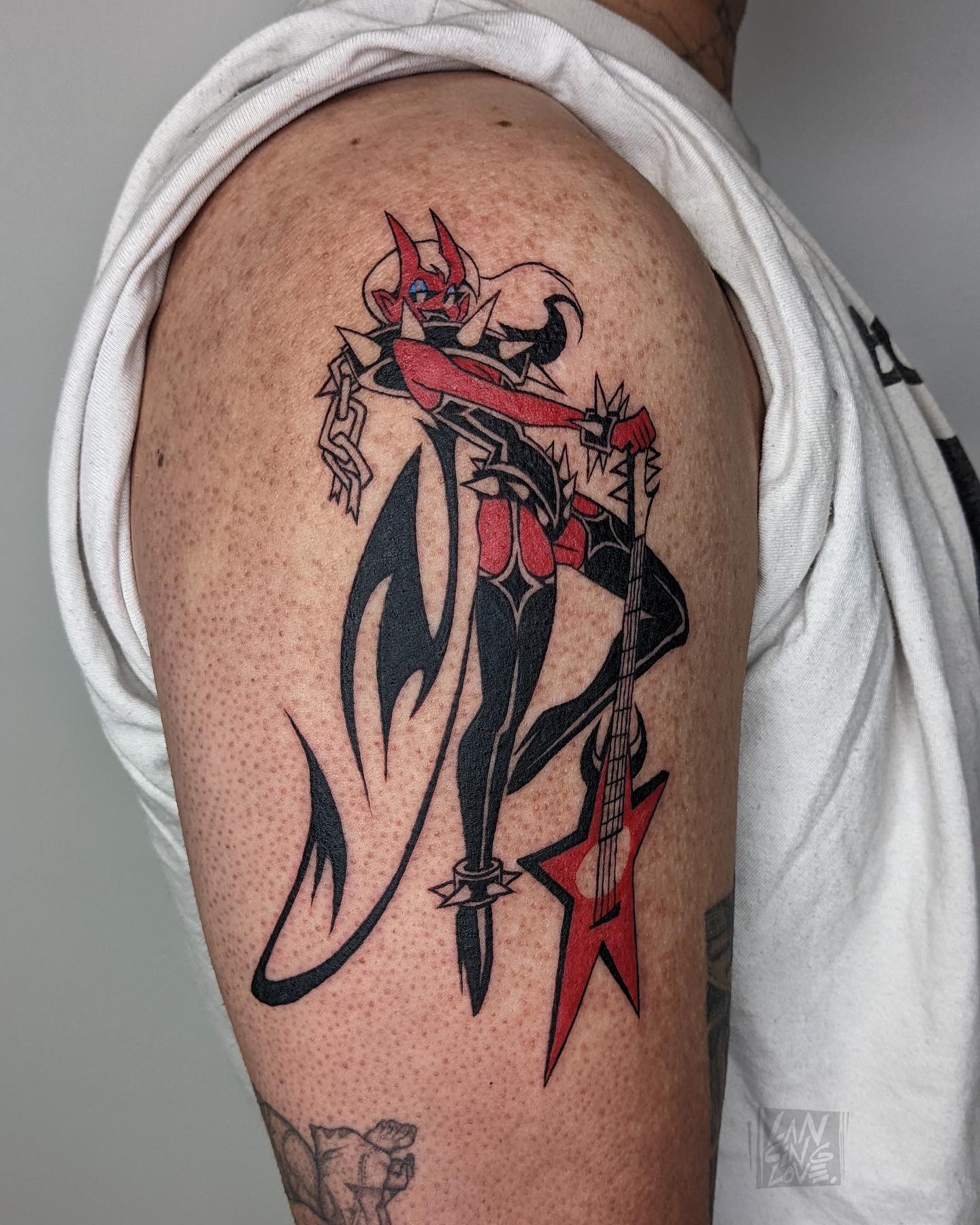 Tatuaje grande en el hombro
