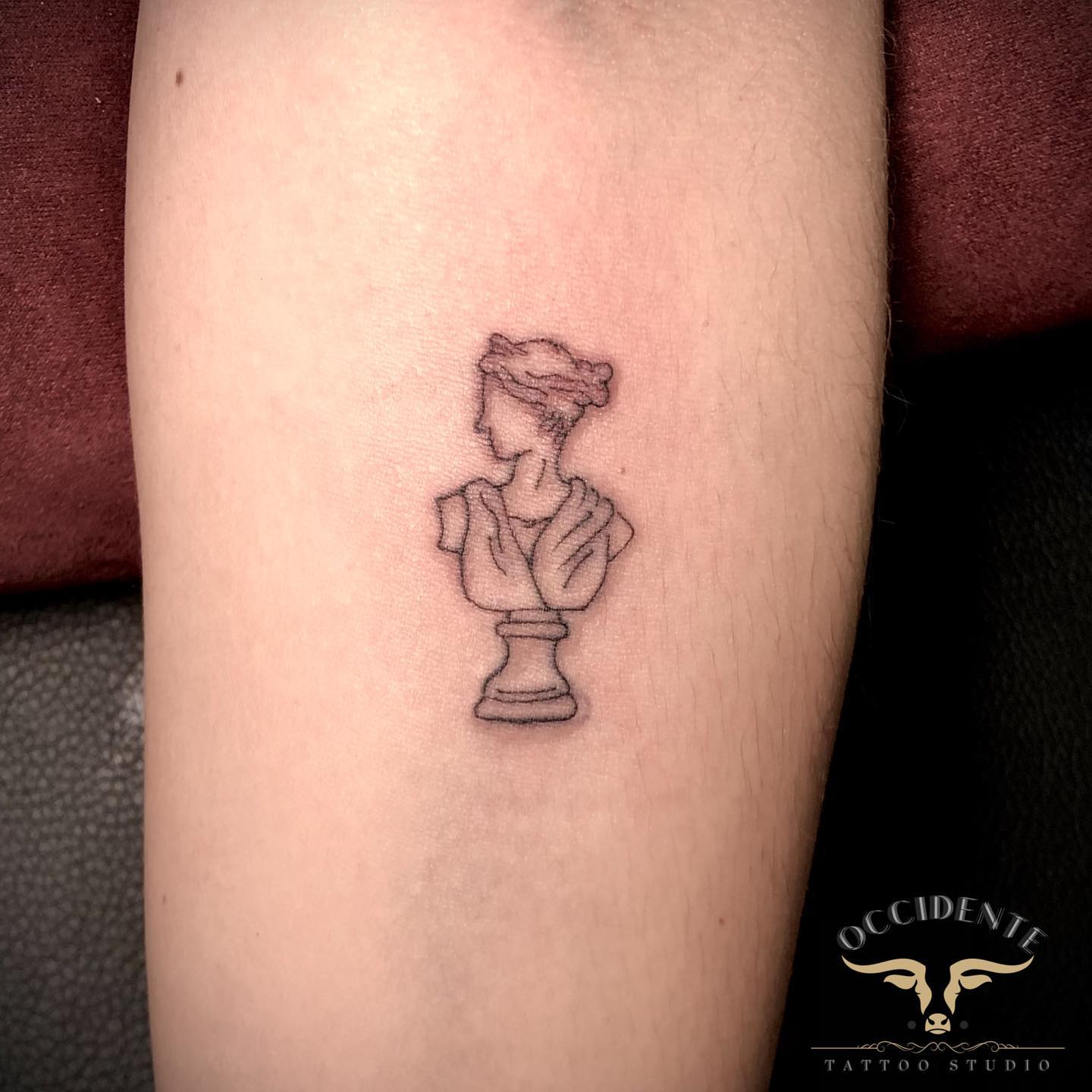 Tatuaje intrépido en el cuello.
