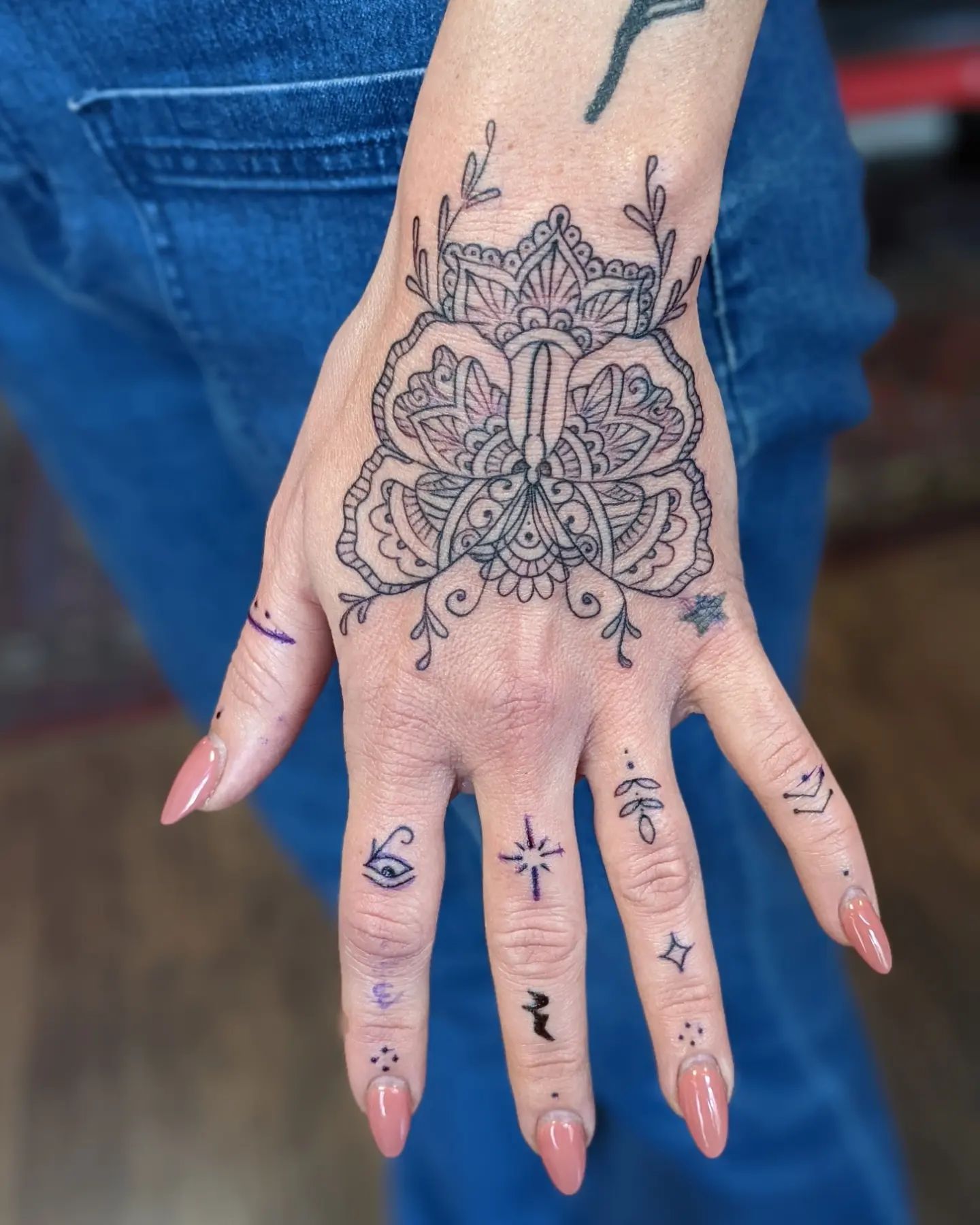 Tatuaje Ornamental de Mano