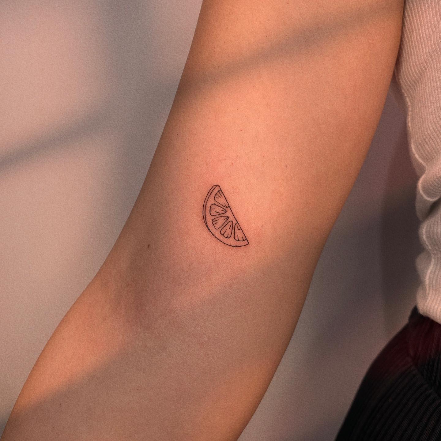 Tatuaje pequeño de fresa