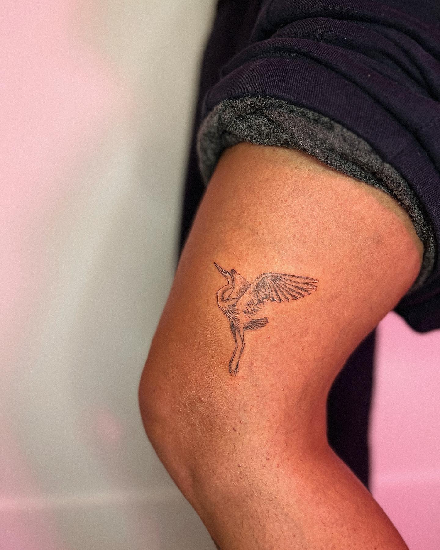 Tatuaje pequeño por encima de la rodilla