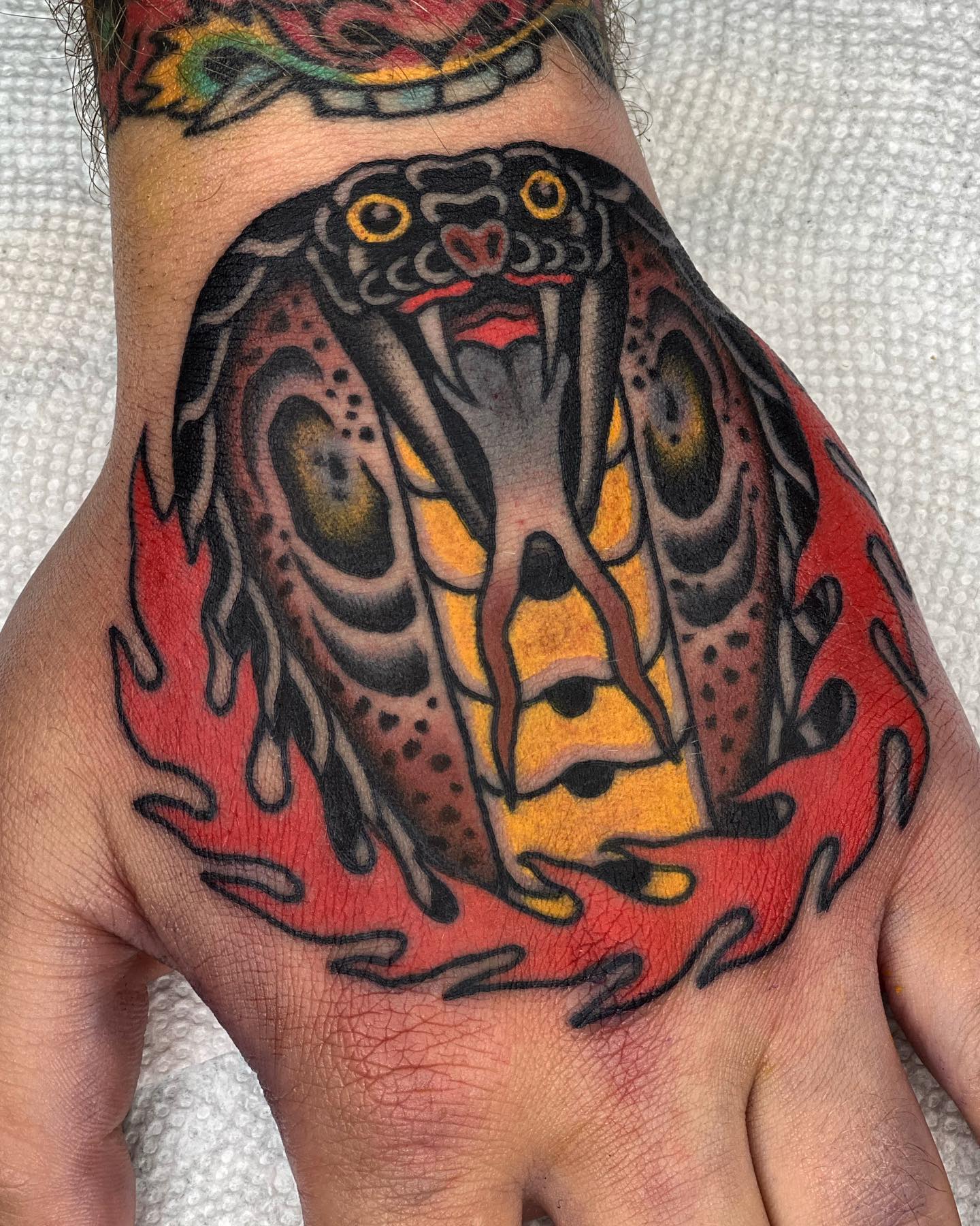 Tatuaje Tradicional de Serpiente en la Mano