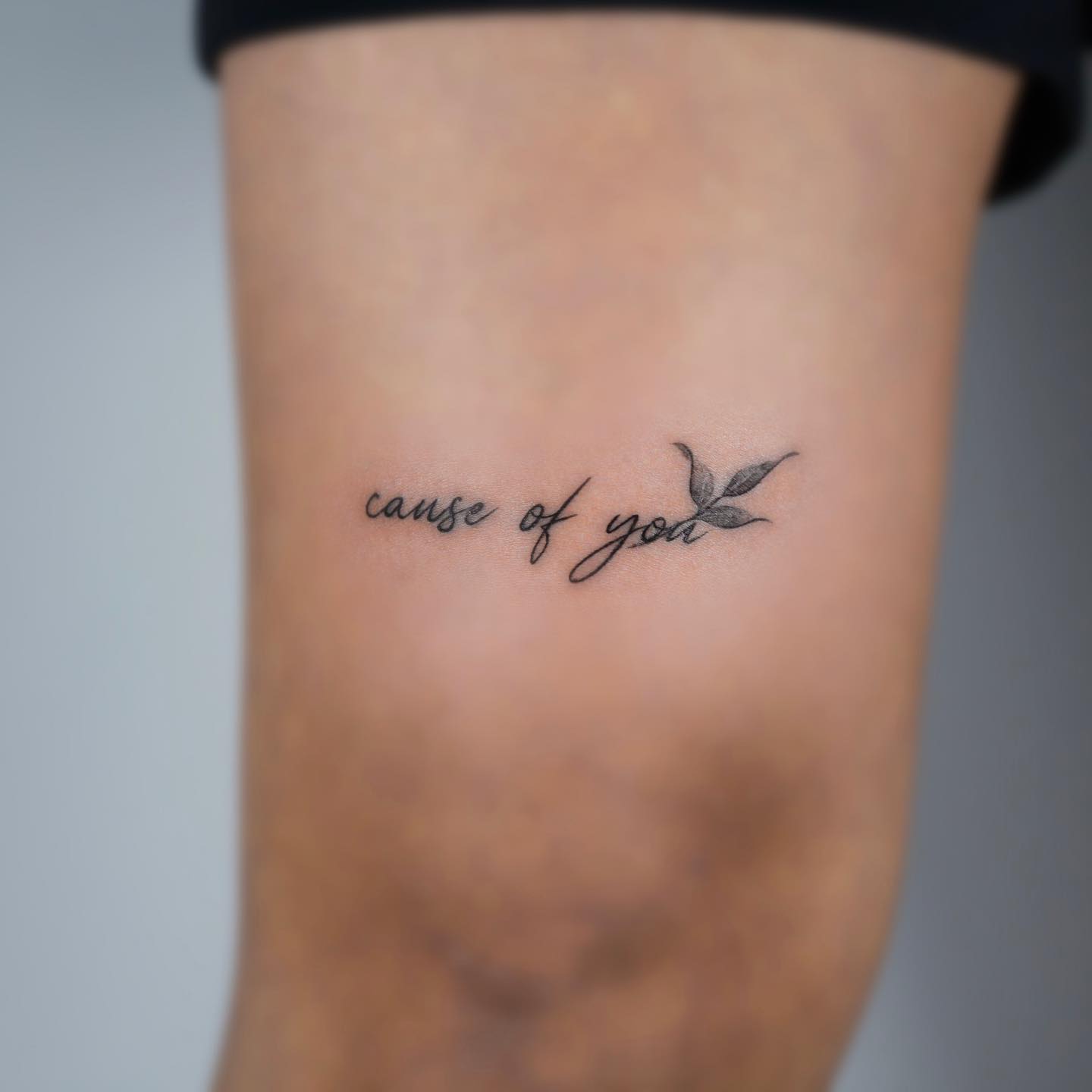 Tatuajes de citas encima de la rodilla