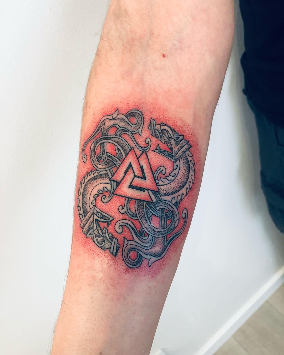 Antebrazo tatuaje celta de Fenrir.