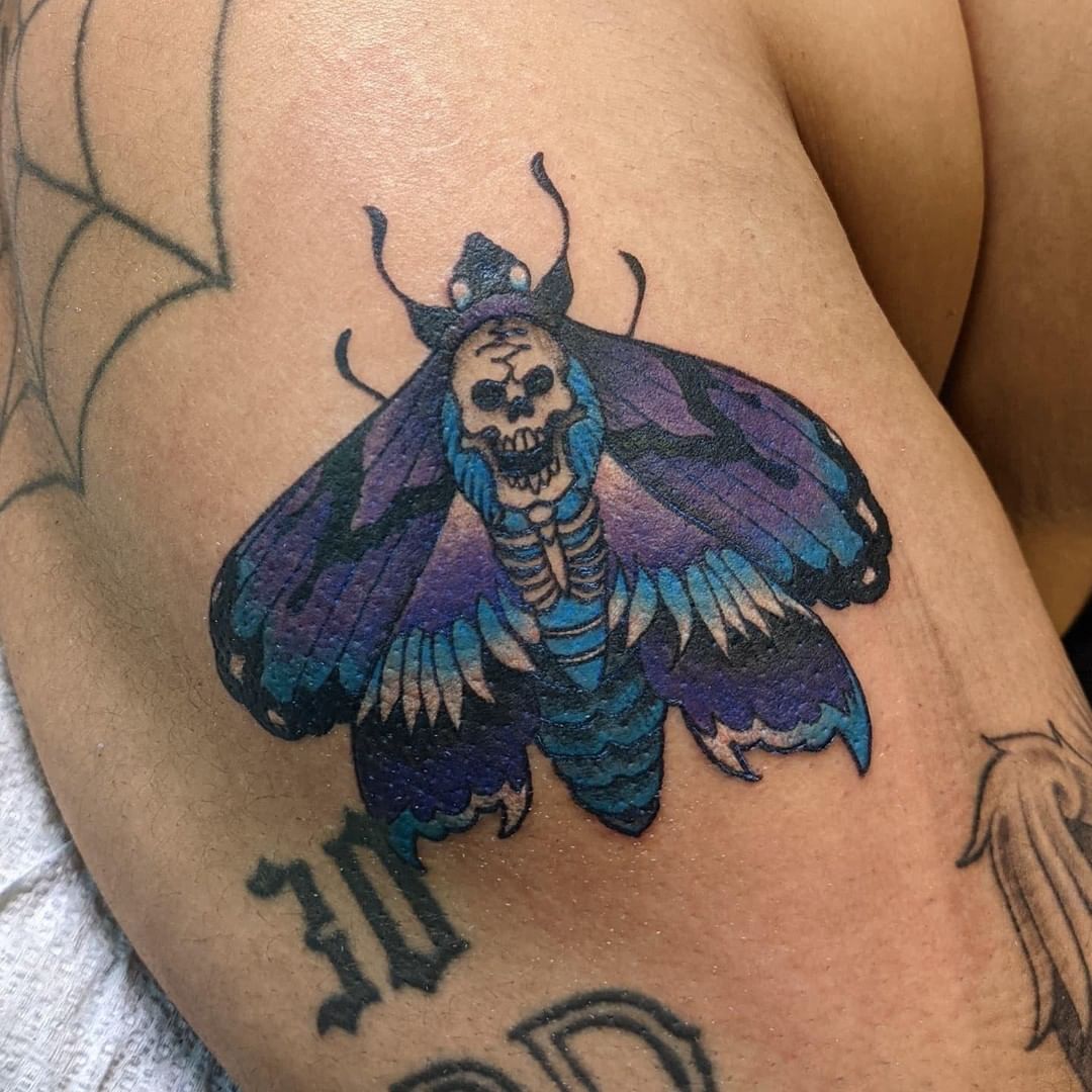 Cool Blue y Tatuaje de Polilla Negra