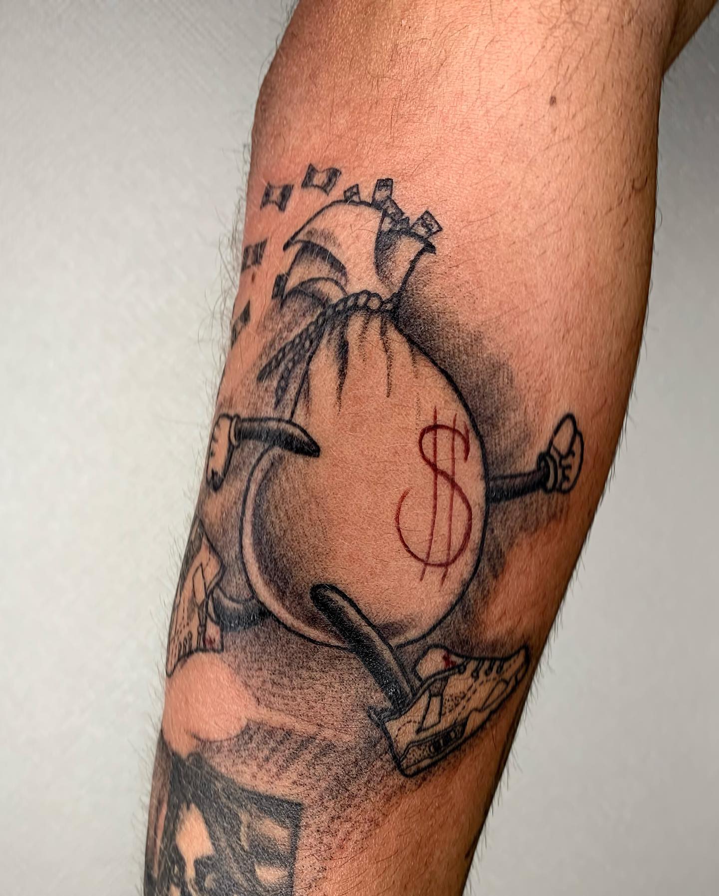 Dinero Huyendo Tatuaje