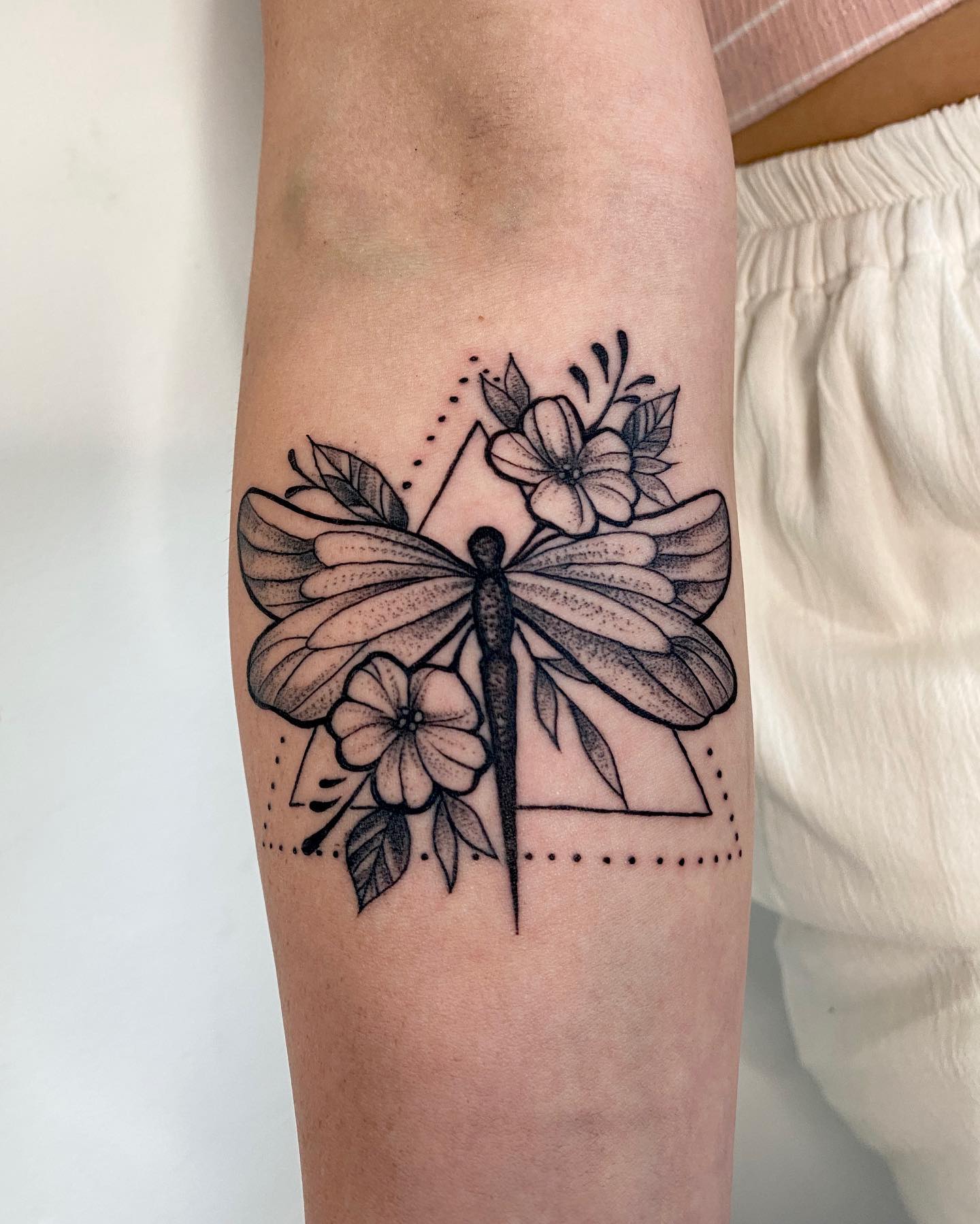 Diseño de Libélula con Tatuaje Negro