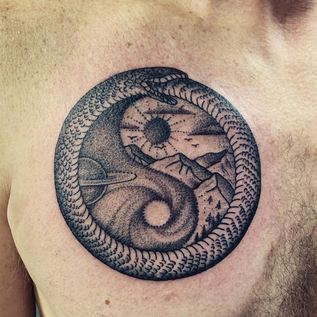 Diseño de pecho Tatuaje Ouroboros