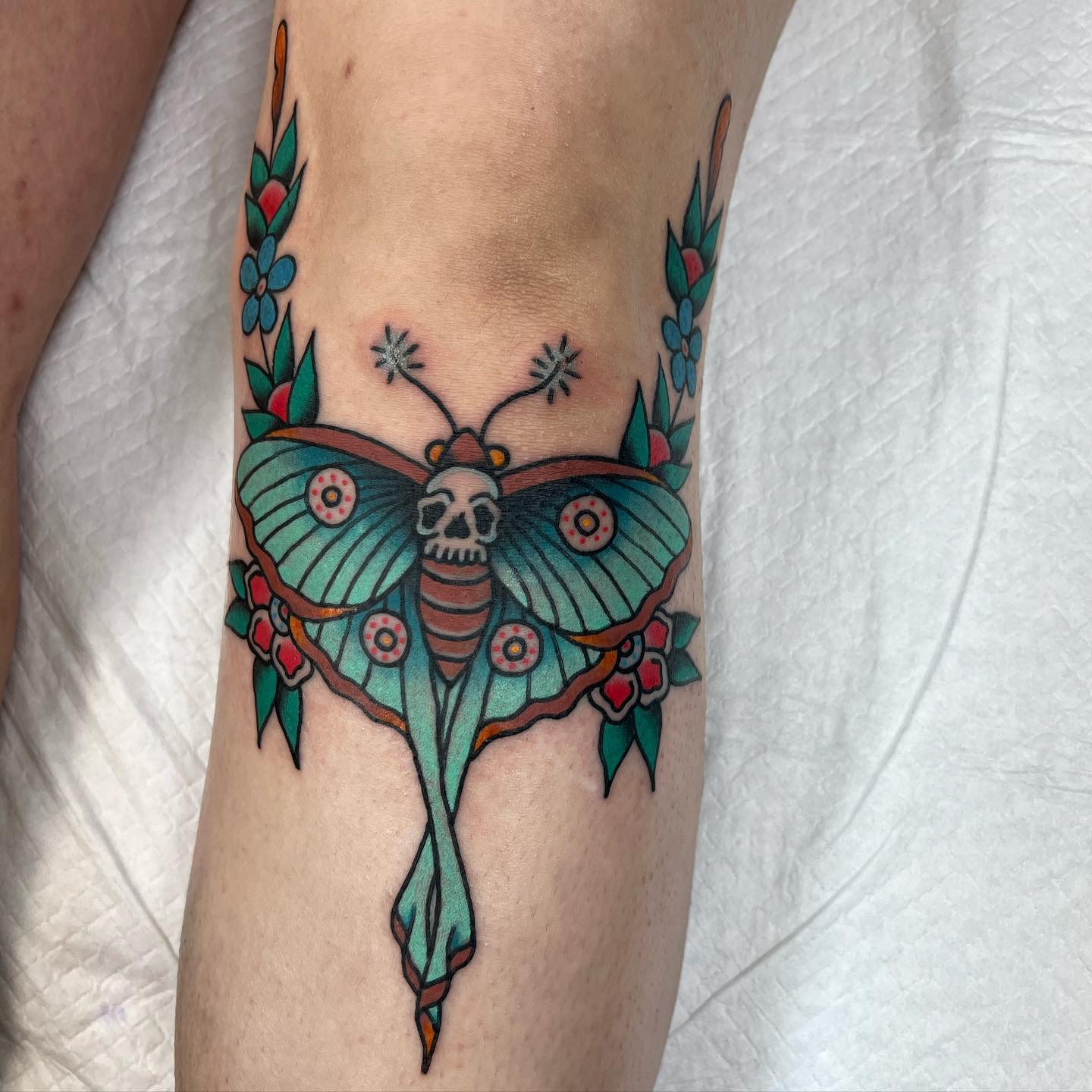 Diseño de tatuaje de polilla azul y brillante