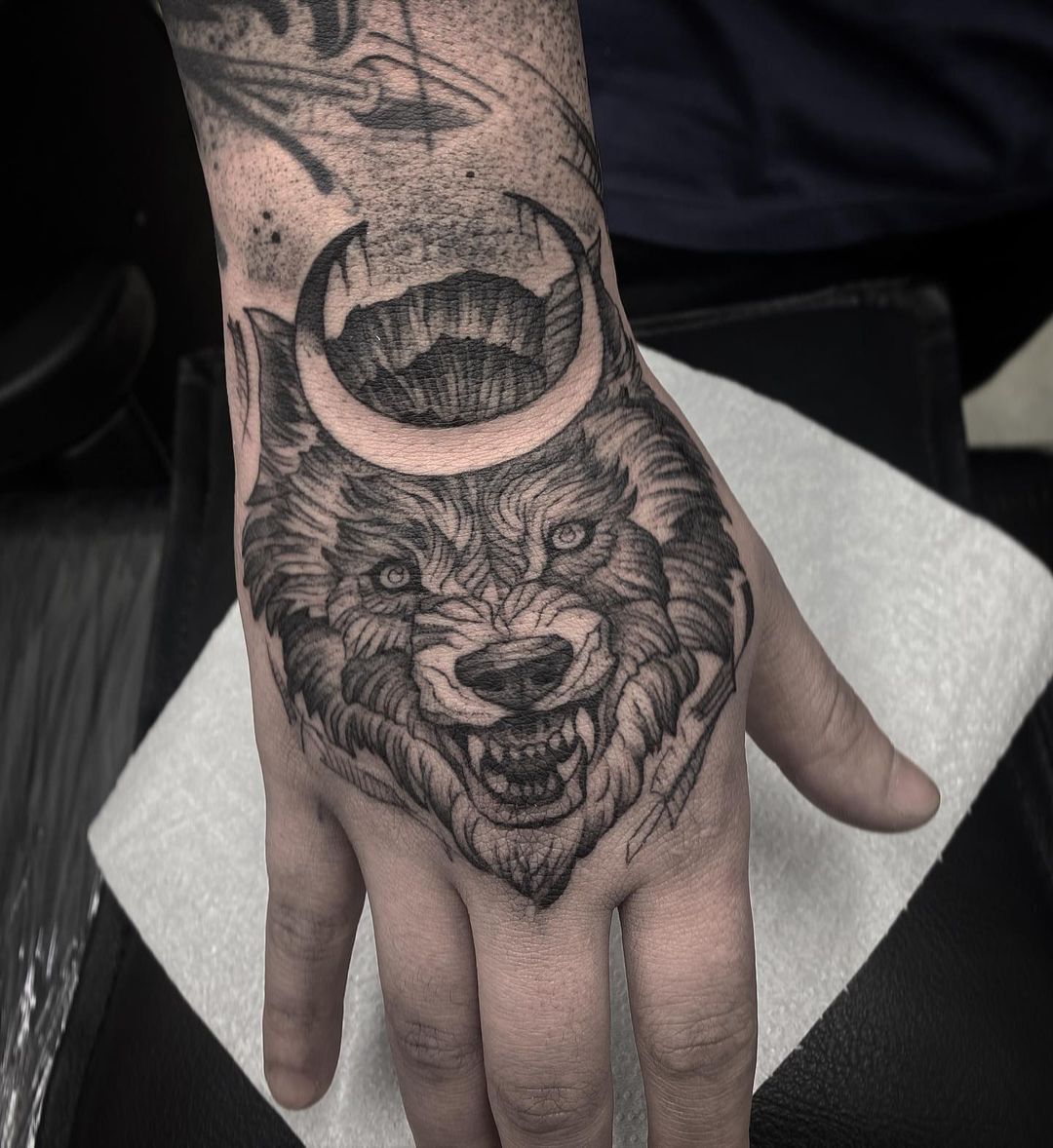 Diseño detallado de tatuaje de Puño Fenrir