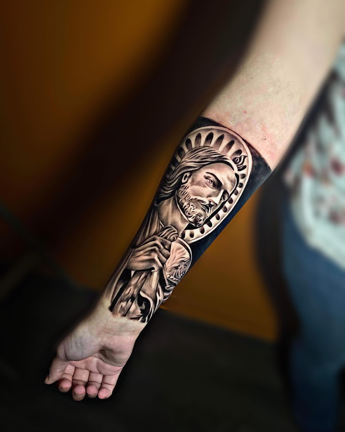 Fondo negro y Tatuaje de San Judas.