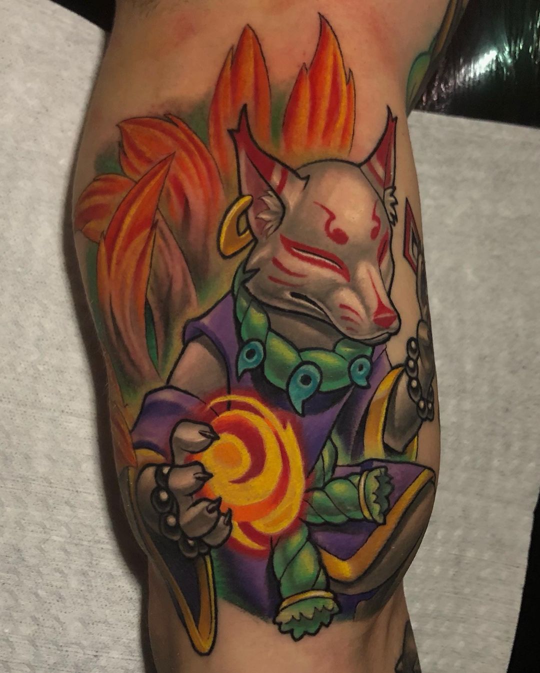 Gran muslo, tatuaje de Kitsune rojo
