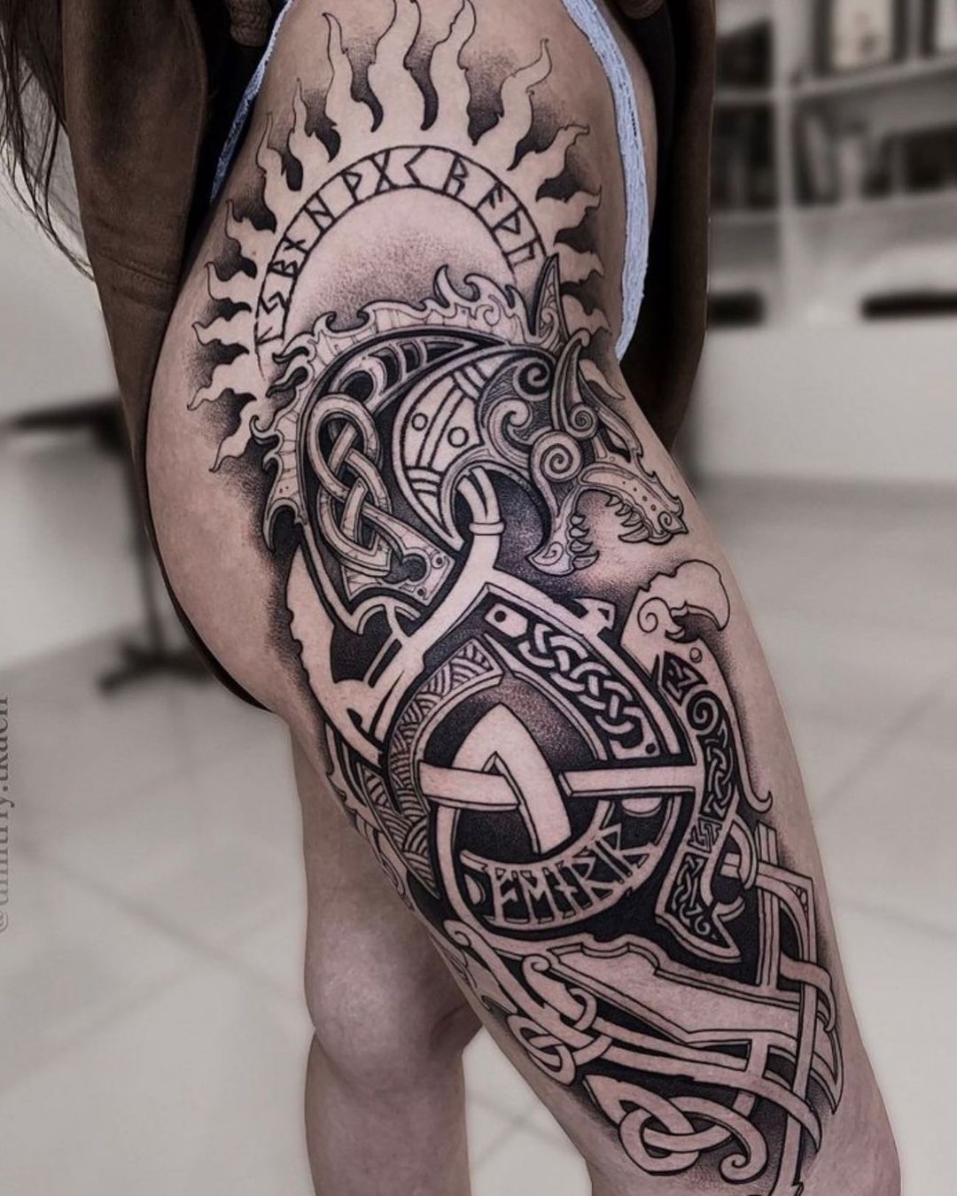 Gran tatuaje de Fenrir en el muslo.