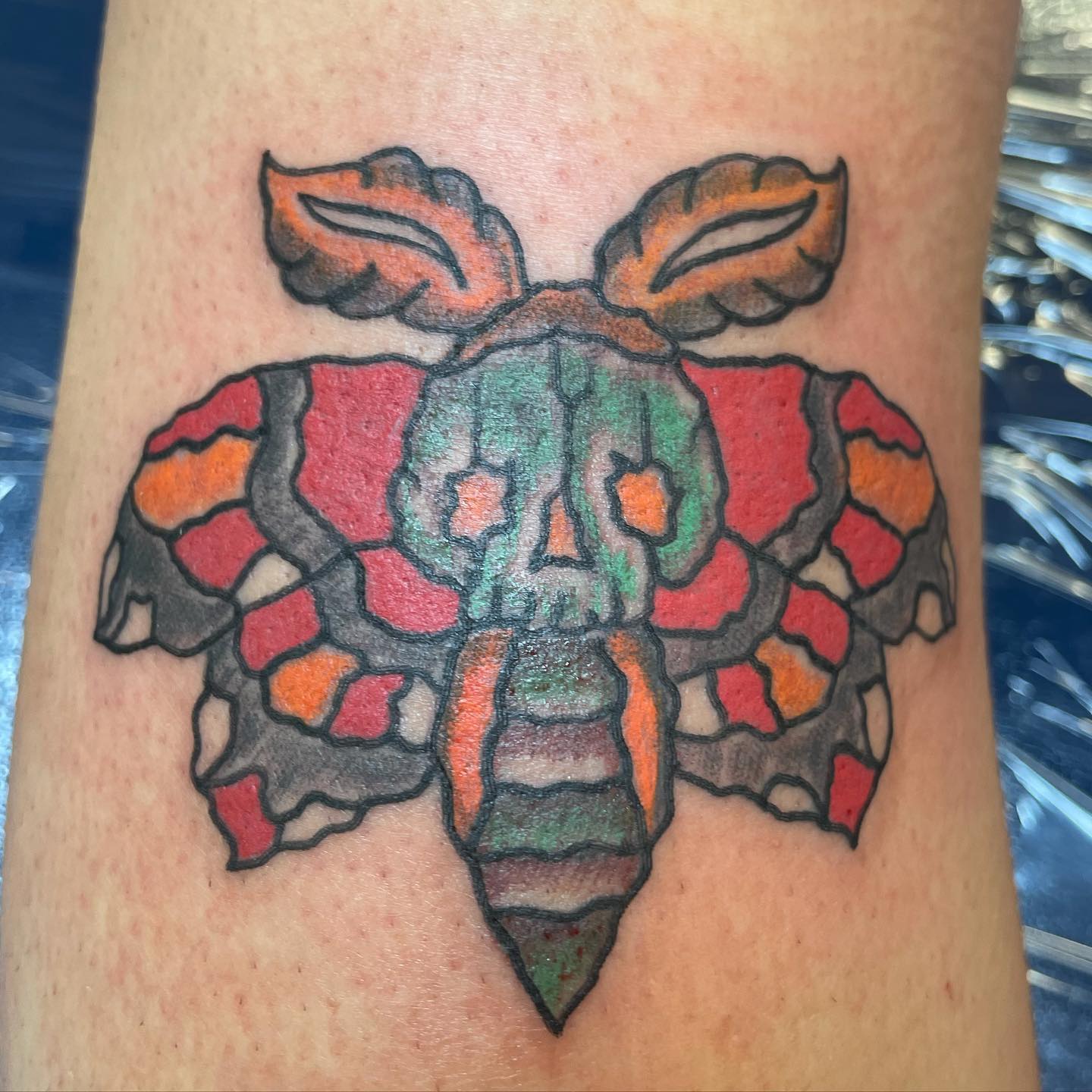 Idea de tatuaje de polilla ruidosa