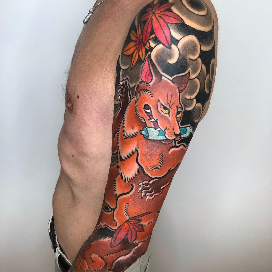 Lindo tatuaje de Kitsune negro de arte.
