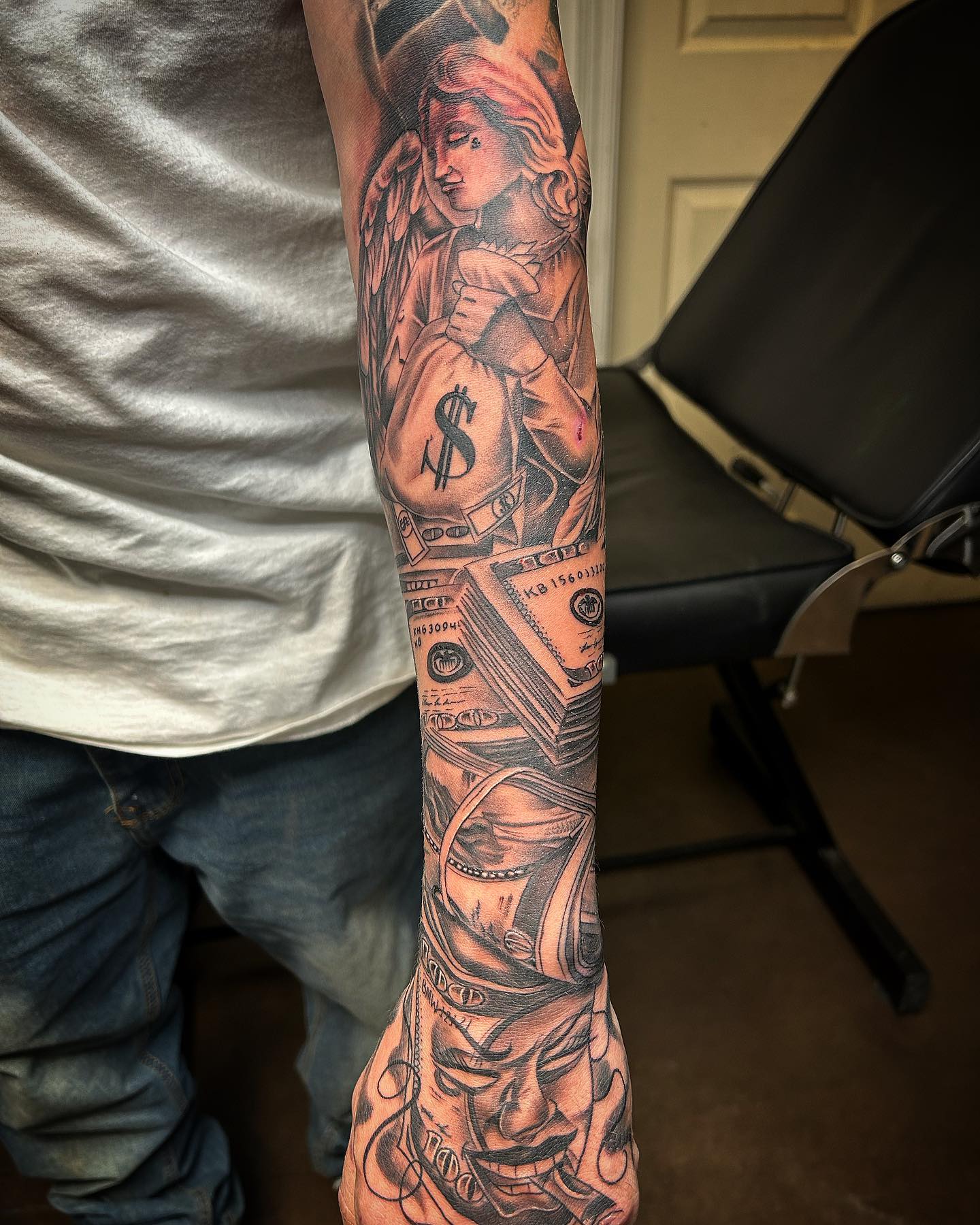 Manga de tinta negra, dinero, tatuaje.