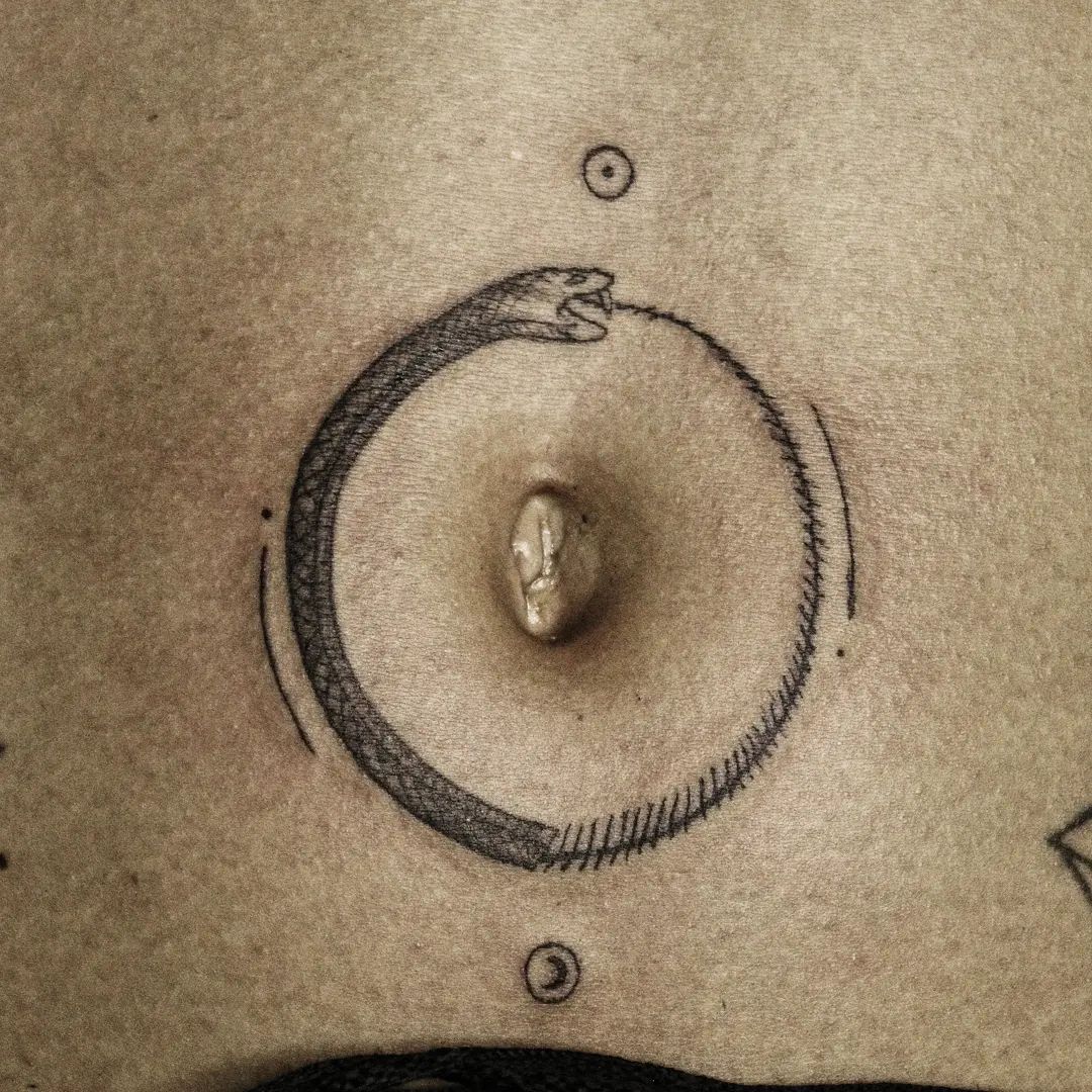 Pequeño Tatuaje Delicado de Ouroboros en el Vientre.