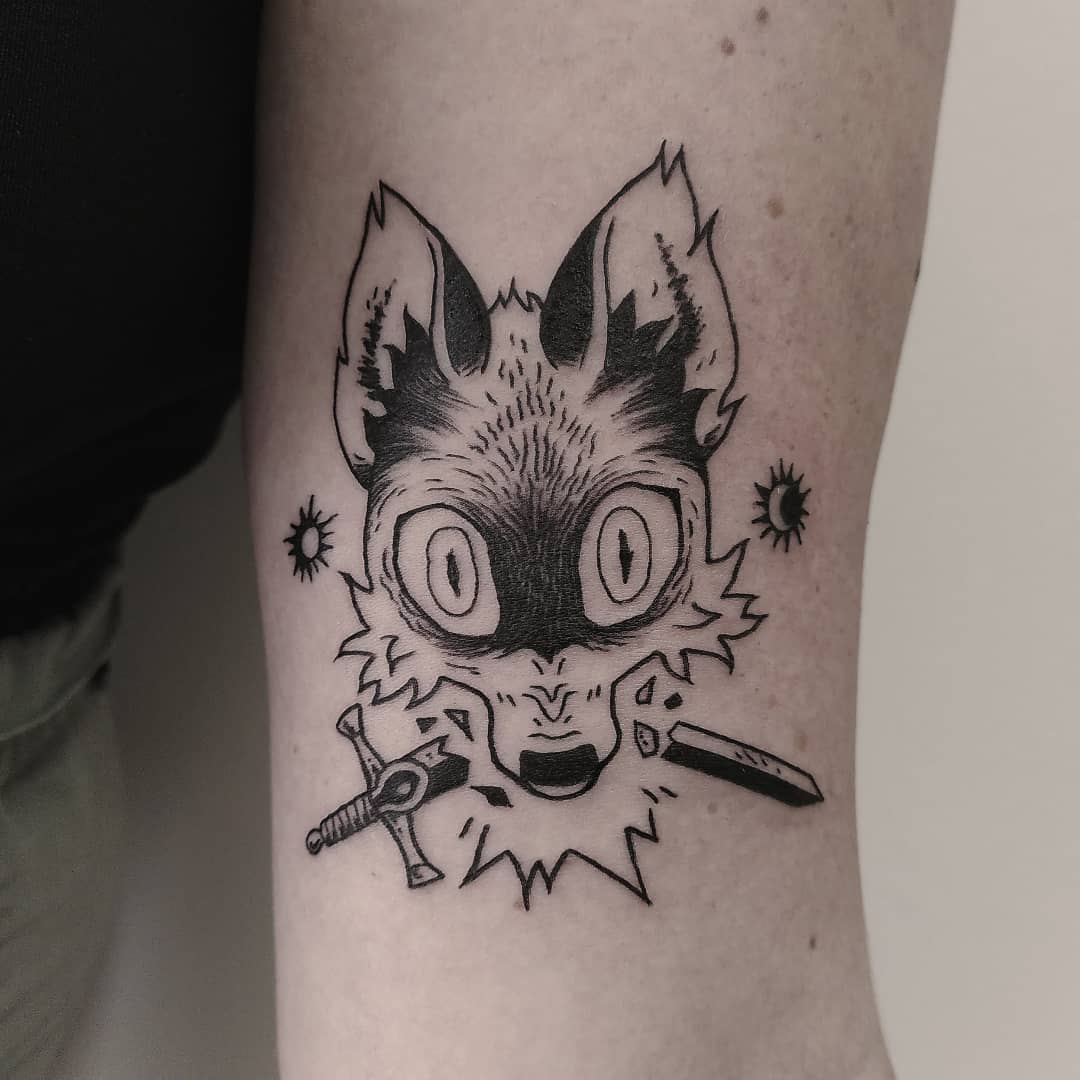 Pequeño y Pequeño tatuaje de Fenrir.