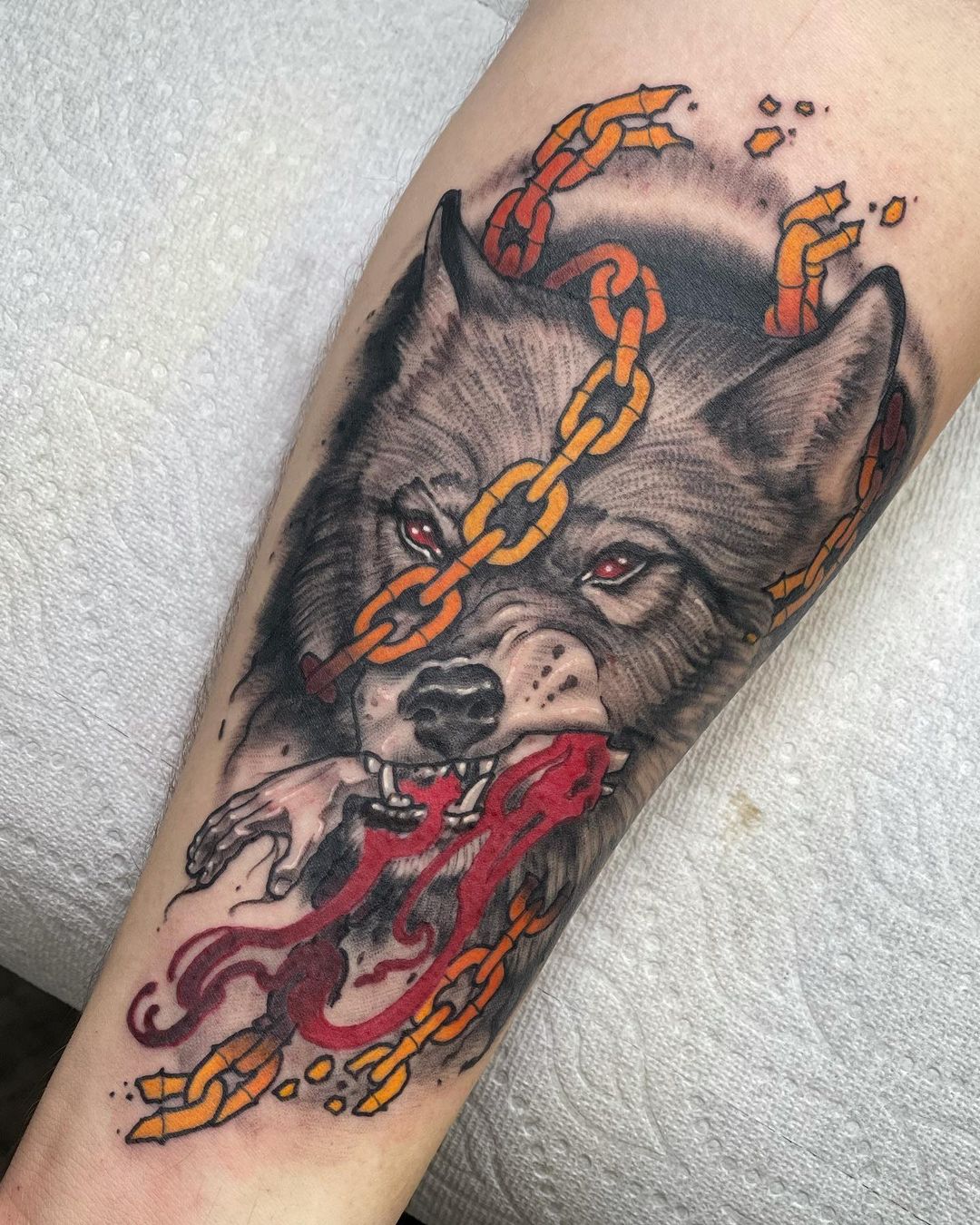 Tatuaje aterrador y colorido de Fenrir.