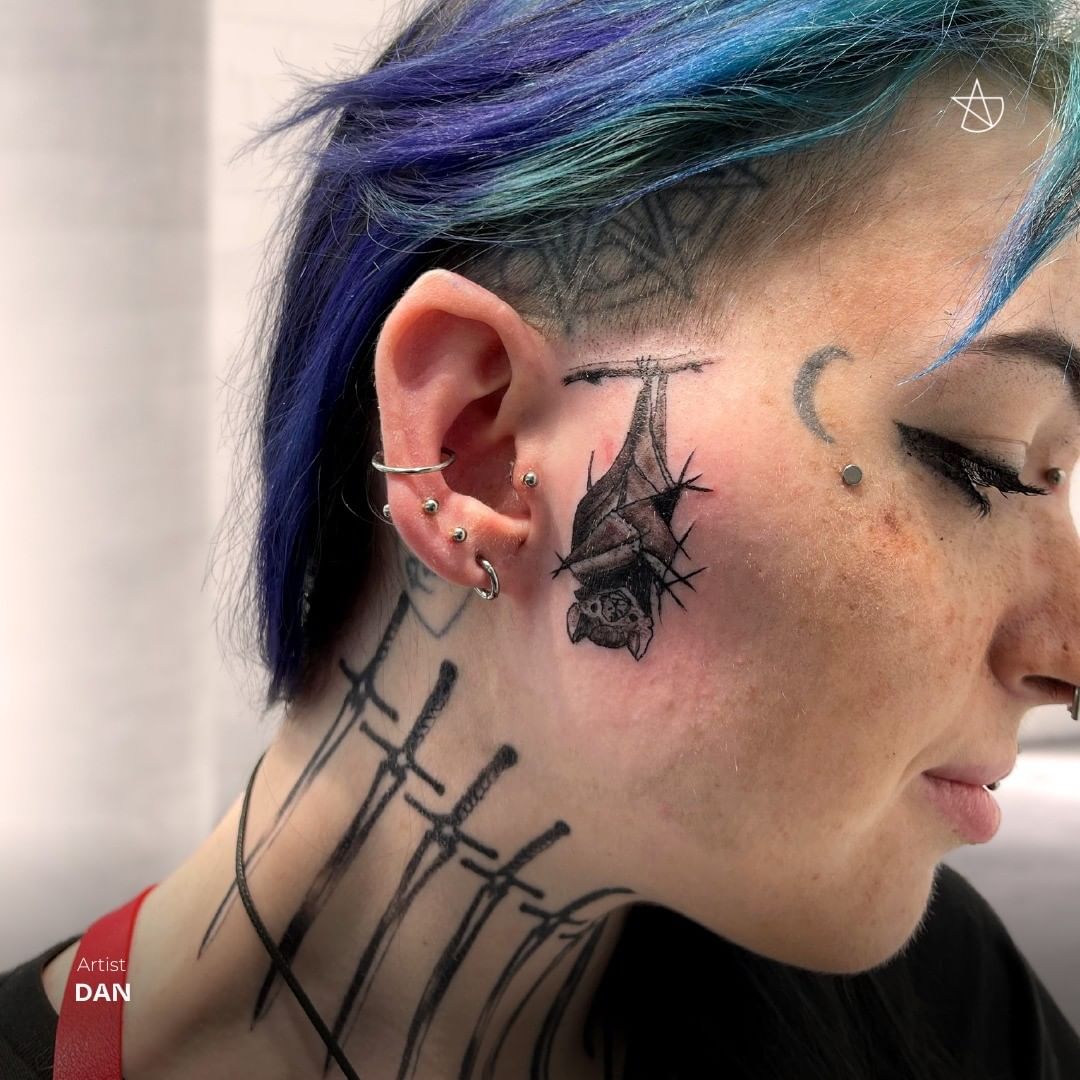 Tatuaje de cara de murciélago