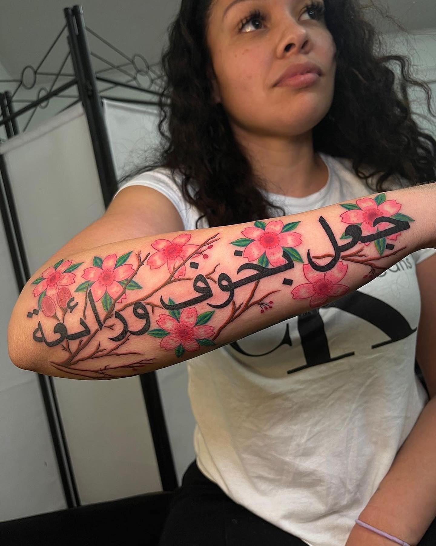 Tatuaje de cerezo sentimental en flor