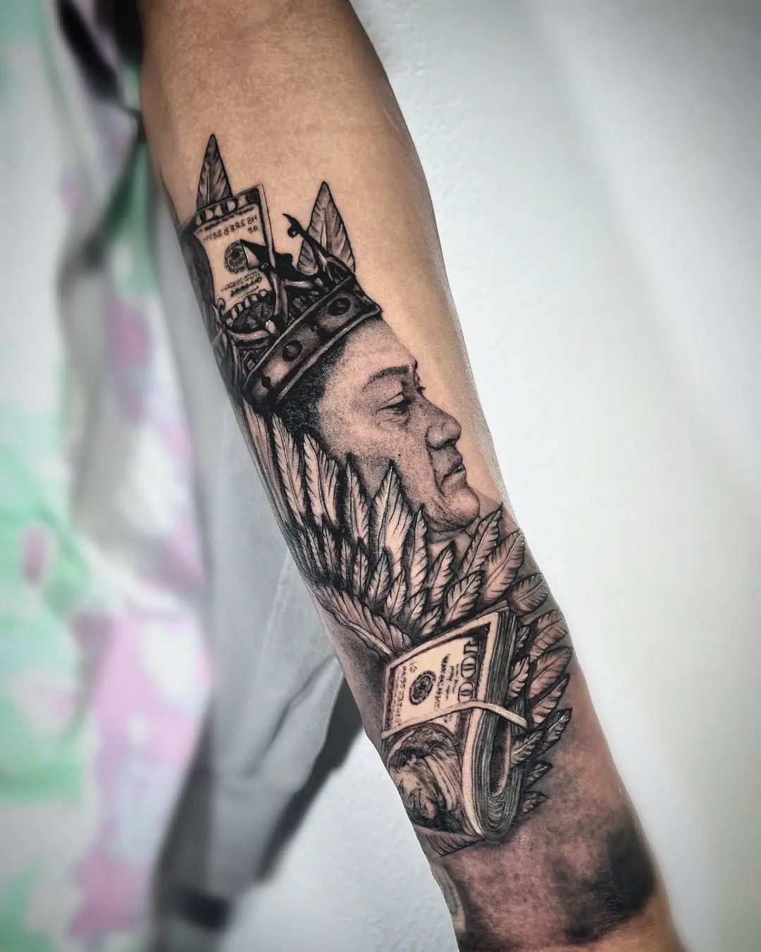 Tatuaje de dinero en el antebrazo.