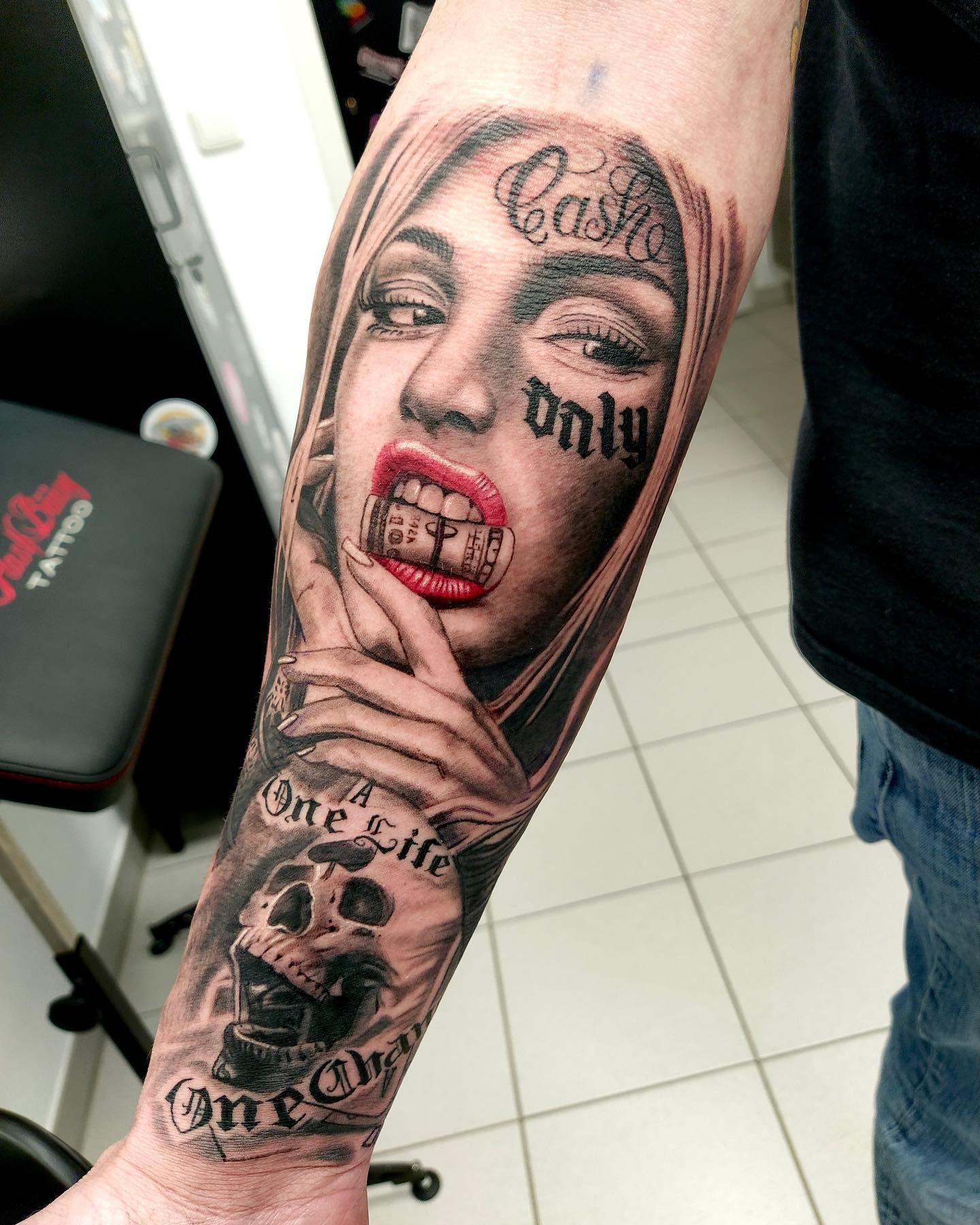 Tatuaje de dinero en el antebrazo