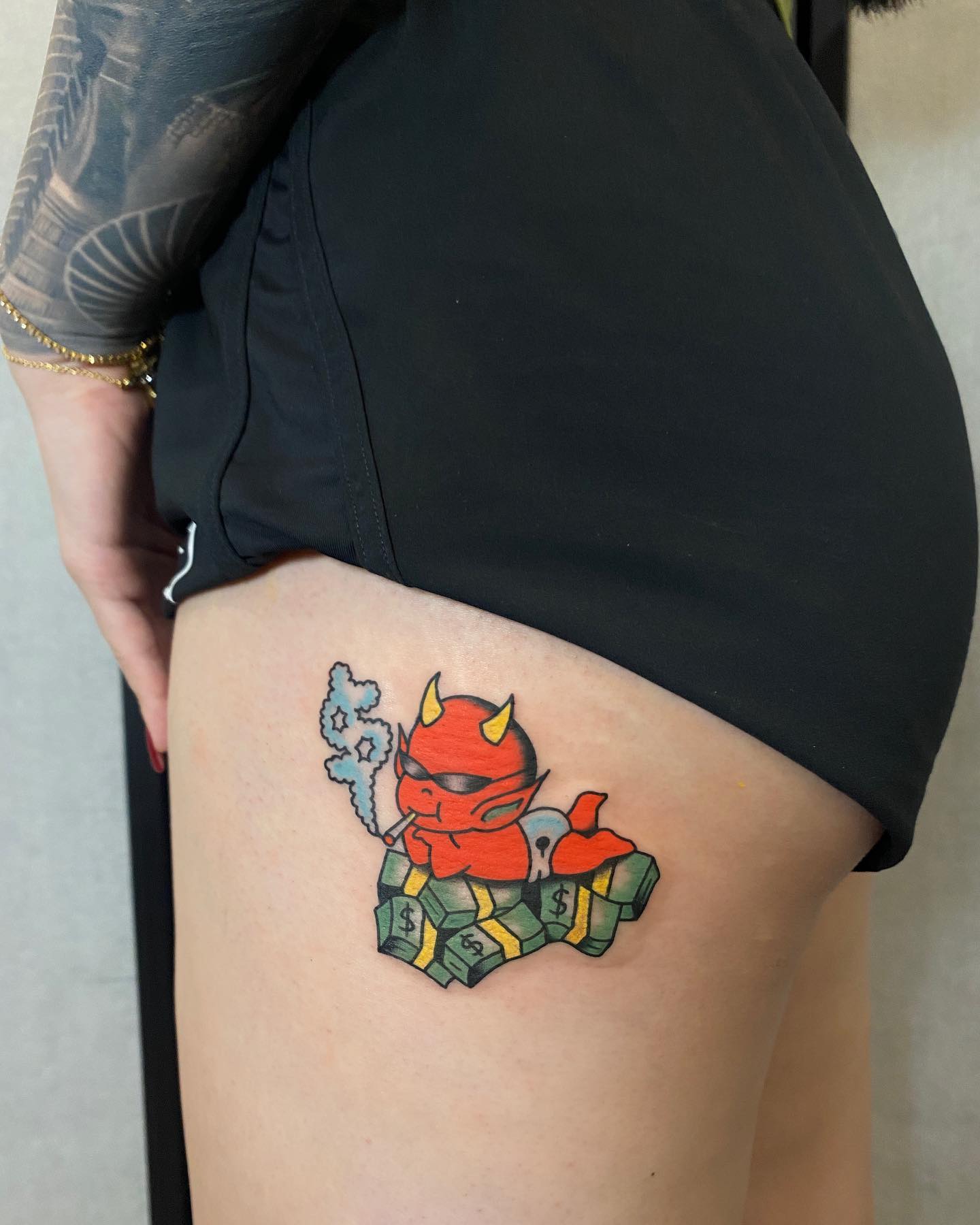 Tatuaje de dinero grande y colorido