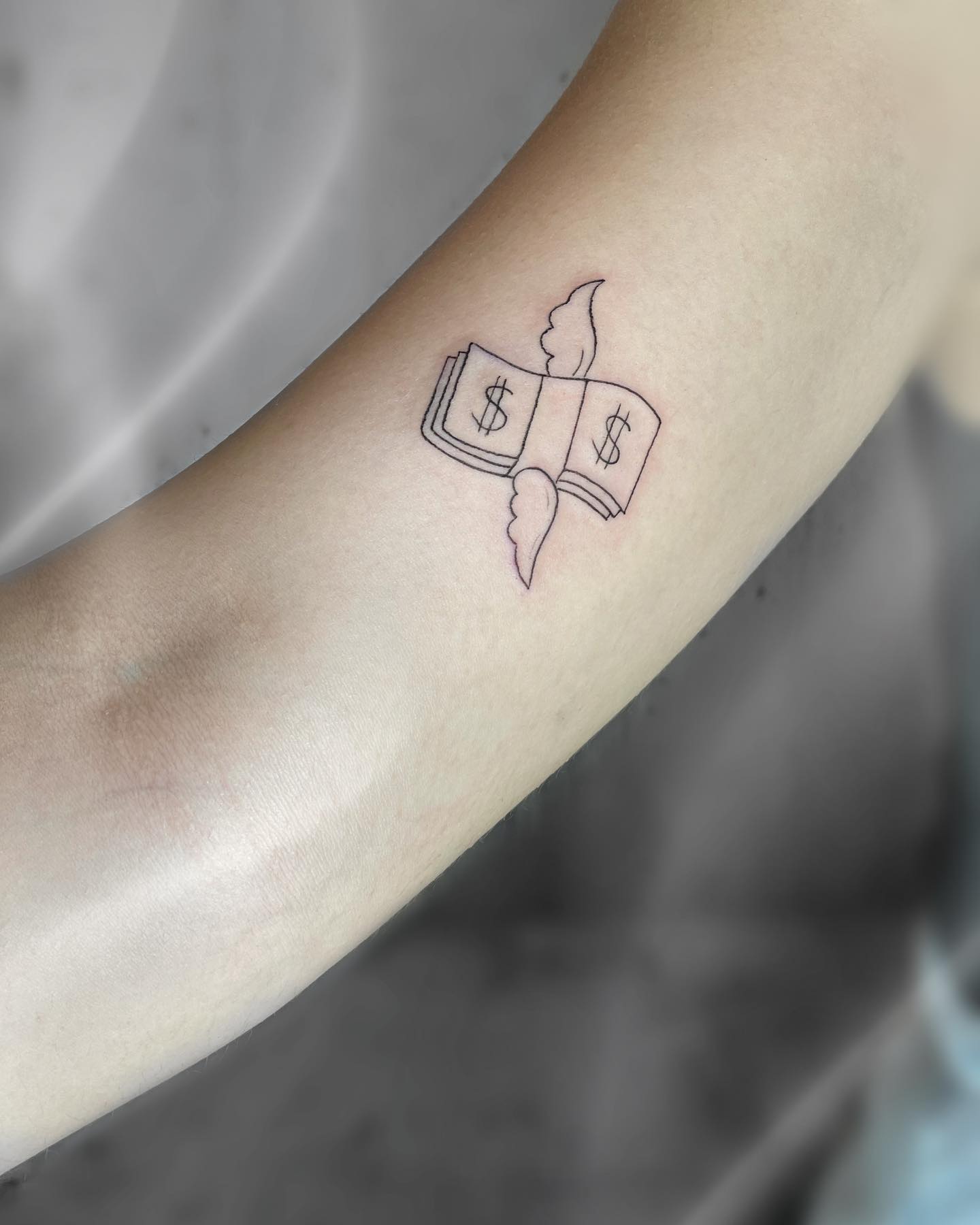 Tatuaje de Dinero Pequeño y Sencillo