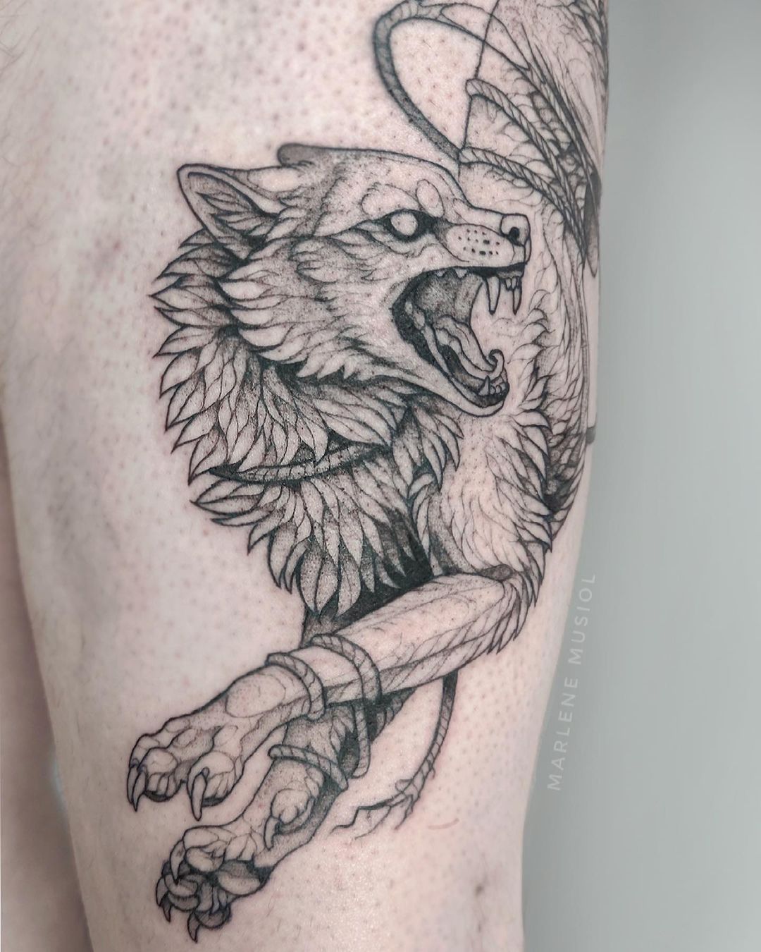 Tatuaje de Fenrir con contorno negro