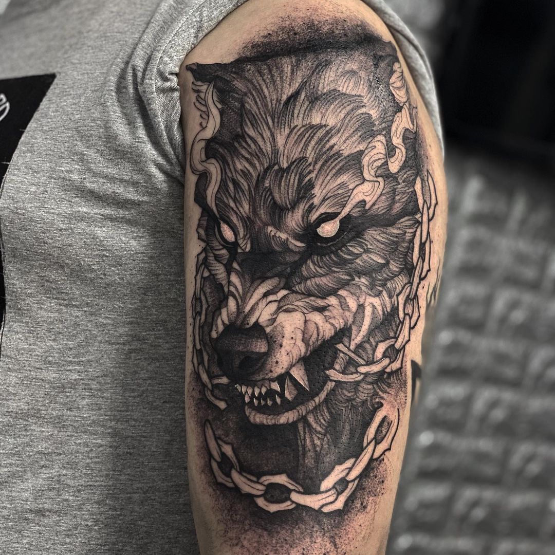 Tatuaje de Fenrir con hombro grande.