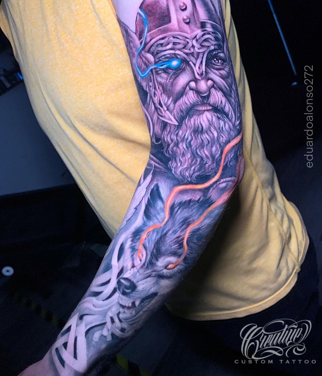 Tatuaje de Fenrir con Manga Gigante e Tinta de Color