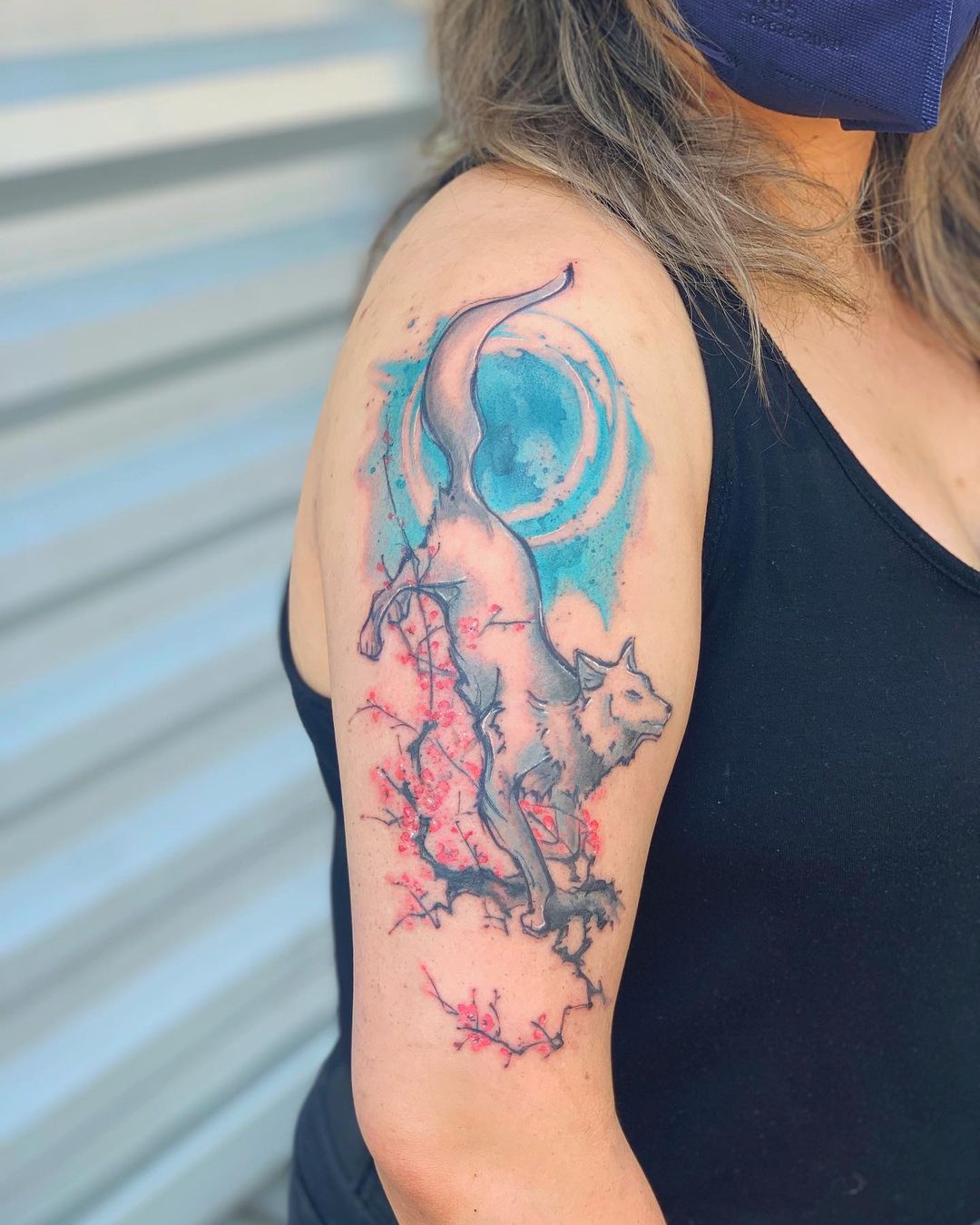 Tatuaje de Fenrir de color azul brillante.