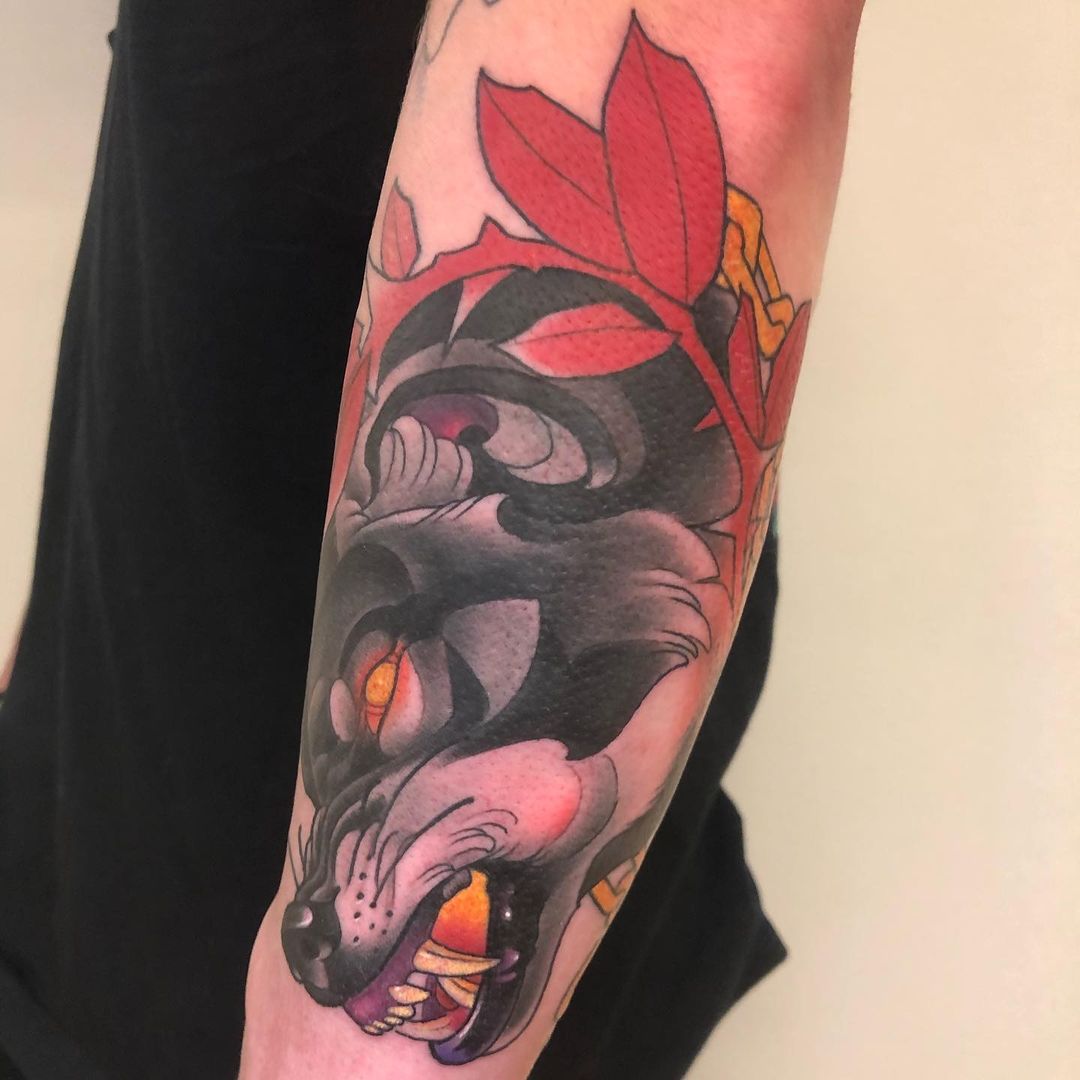 Tatuaje de Fenrir de color rojo.