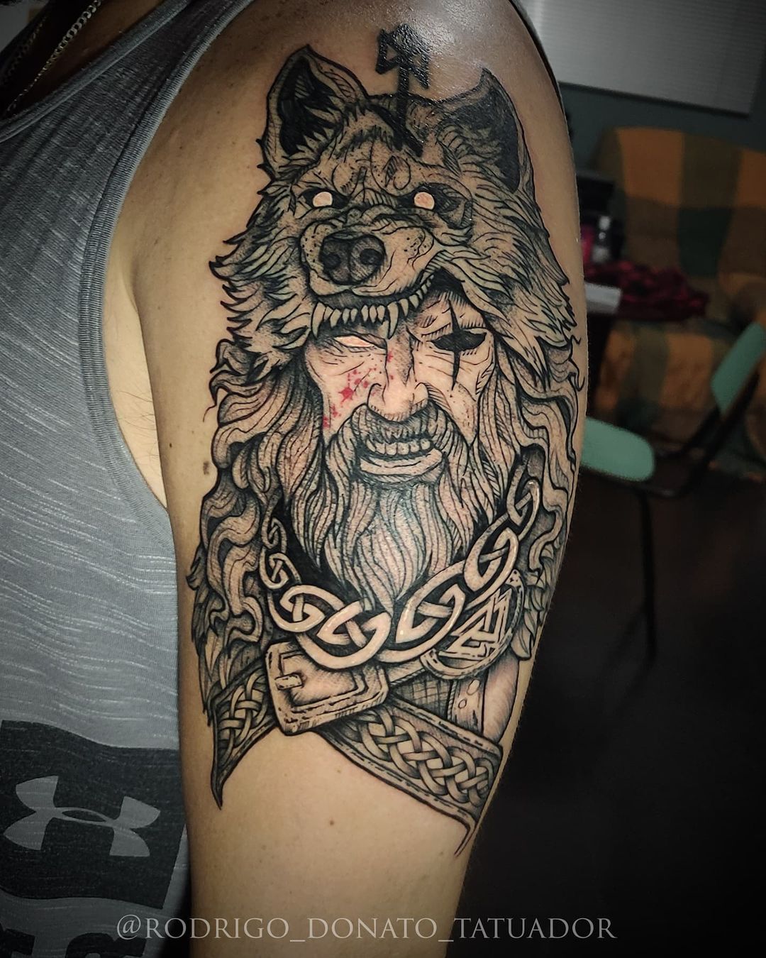 Tatuaje de Fenrir en Hombro con Tinta Negra
