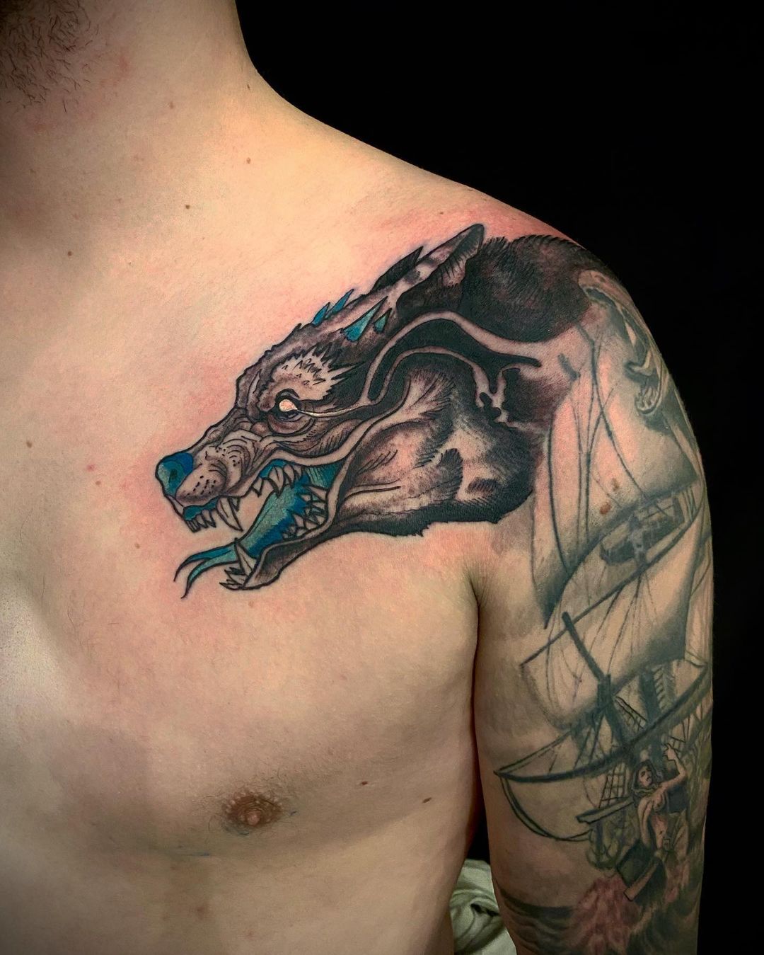 Tatuaje de Fenrir en Hombro y Brazo Gigante
