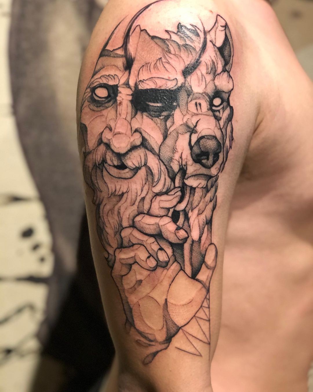 Tatuaje de Fenrir inspirado en mitos.