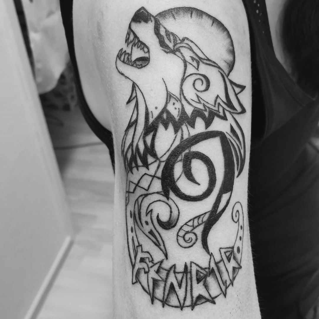 Tatuaje de Fenrir juguetón y caricaturezco.
