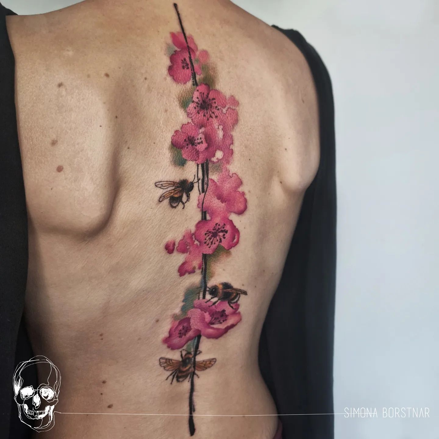 Tatuaje de flor de cerezo grande y audaz.