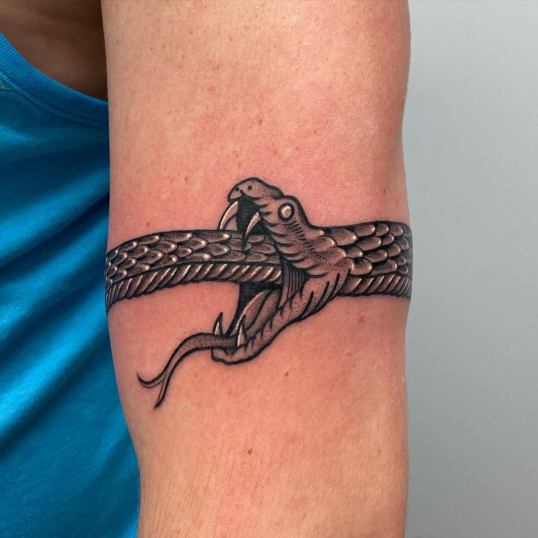 Tatuaje de hombro Ouroboros