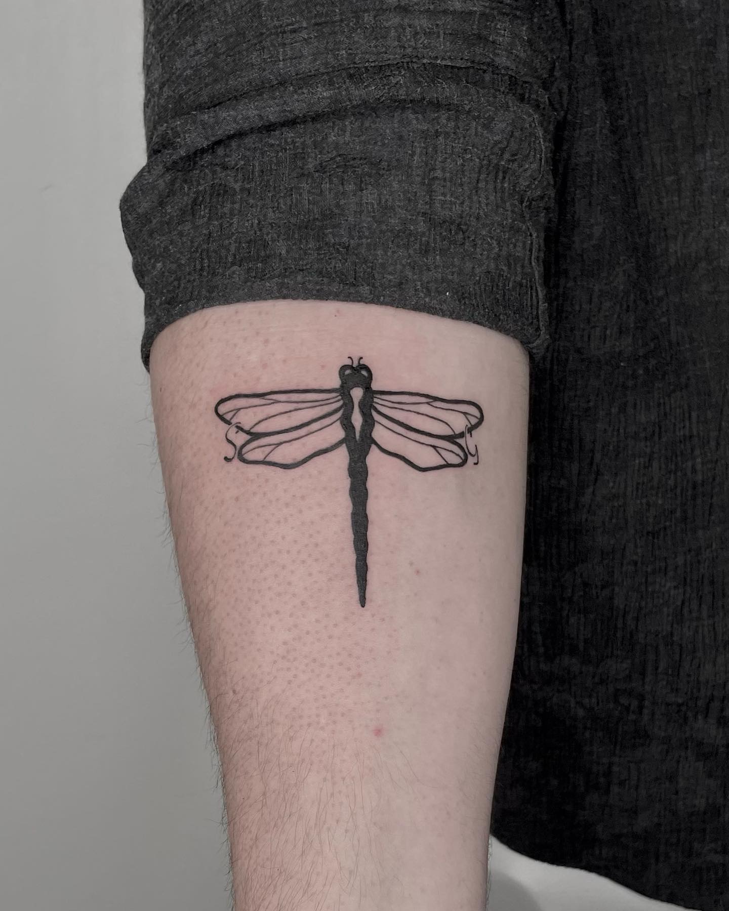 Tatuaje de Libélula en el Antebrazo