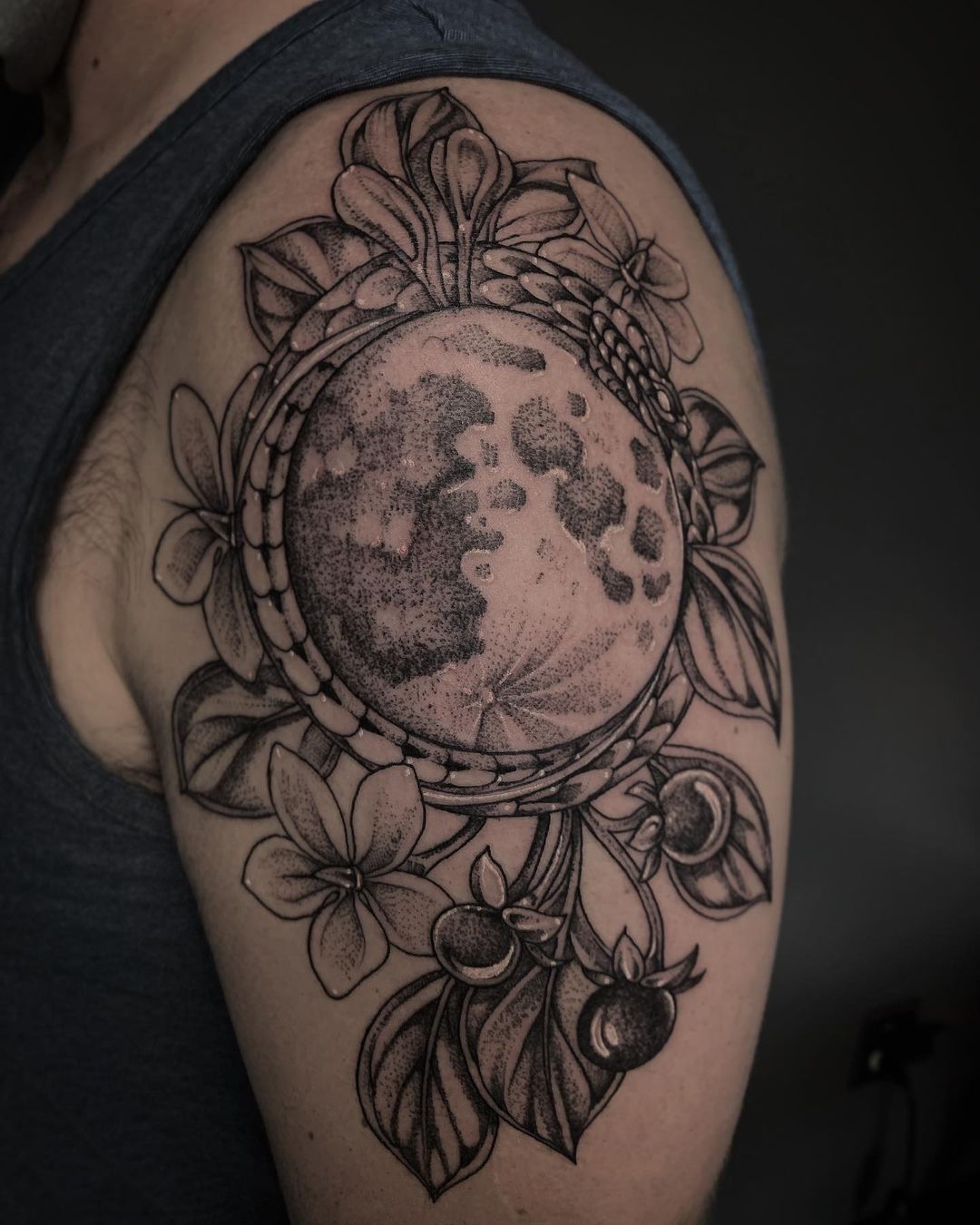 Tatuaje de Oroboros en Hombro Grande Blanco y Negro