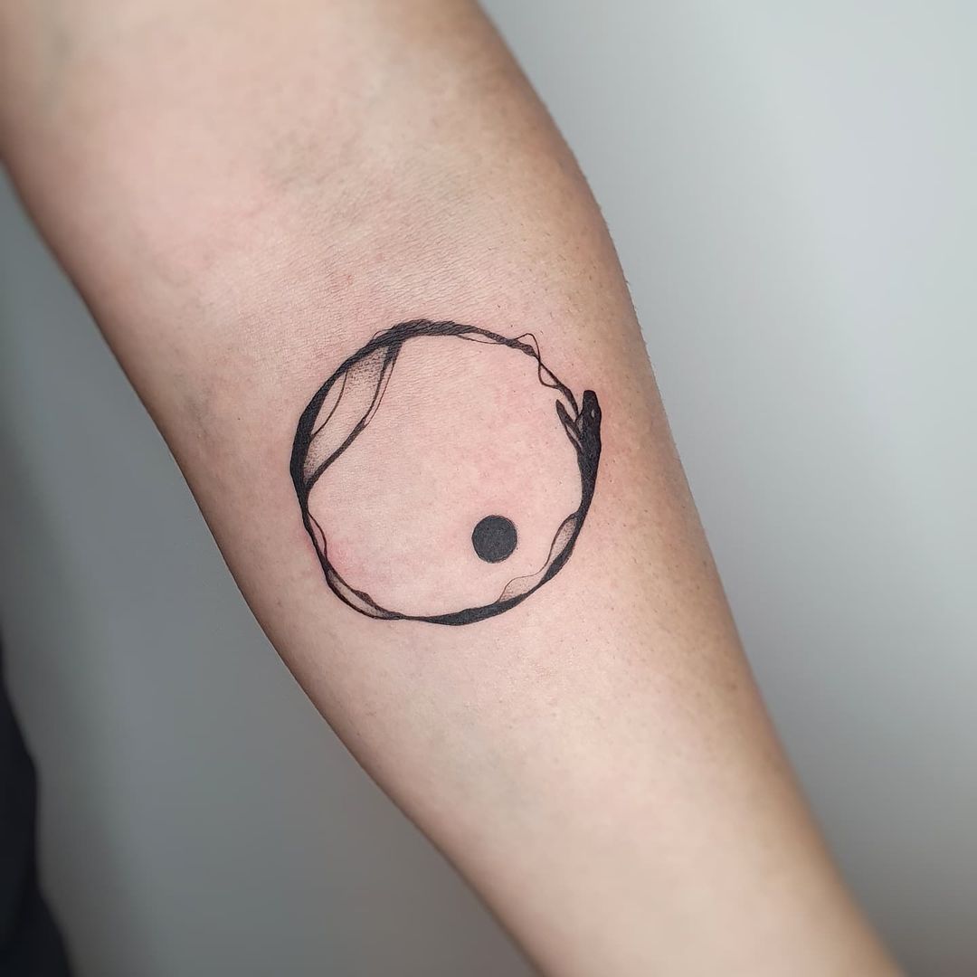 Tatuaje de Ouroboros en la muñeca pequeña