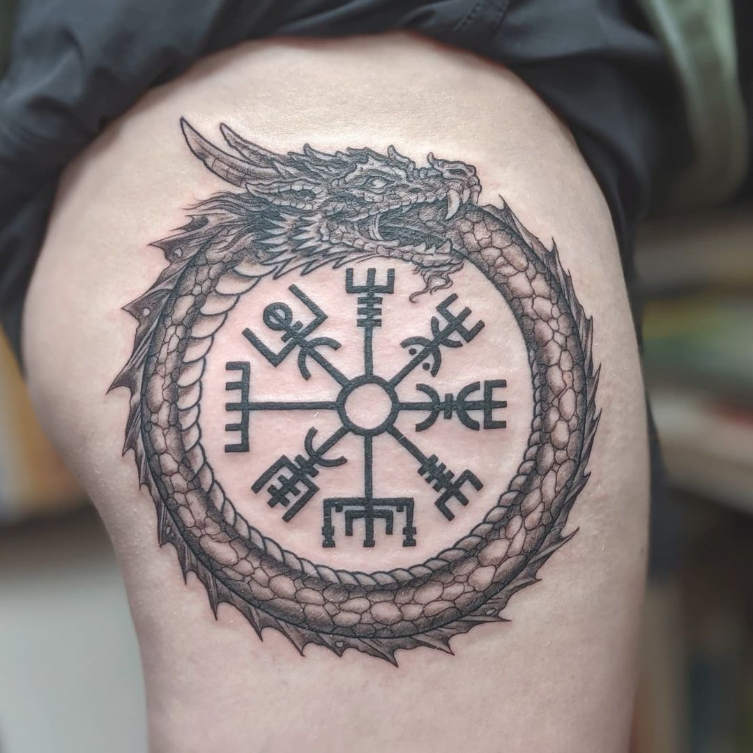 Tatuaje de Ouroboros en Muslo Grande
