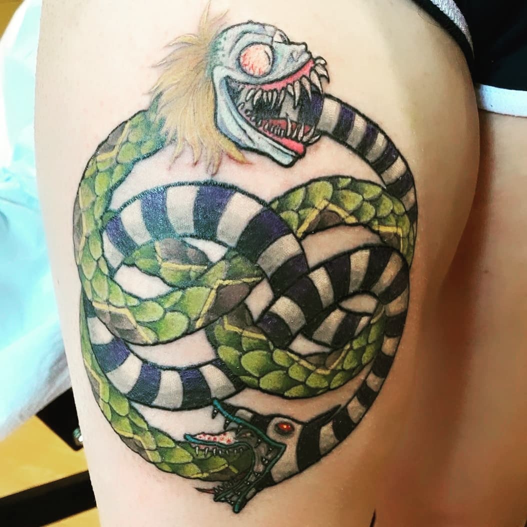 Tatuaje de Ouroboros inspirado en dibujos animados.