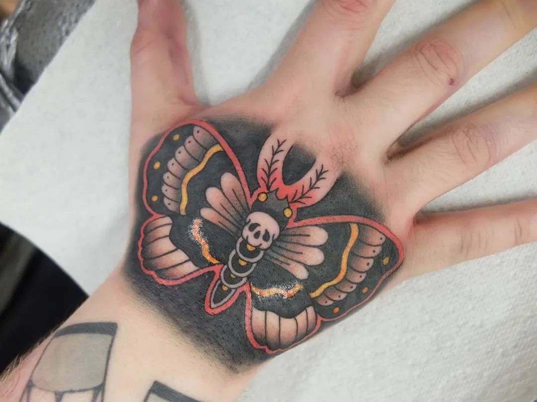 Tatuaje de Polilla Negra en el Brazo